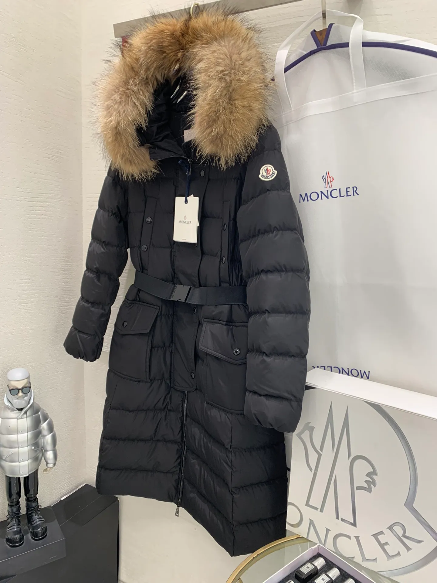 P1160 🔥🔥🔥Moncler women's hot-selling autumn and winter Moncler down jacket hooded long-sleeved waistband fur collar down jacket #1905 is the same style as the star Yang Mi. It is 90 pure white and mostly filled with duck down. As soon as this style came out, it immediately set off a European and Korean style. Internet celebrities from all over the world wore it one after another, and the purchasing agent was once out of stock. The belt style with golden ratio output makes the entire upper body look sweet and cute. The large fur collar serves as a fashion embellishment, making the entire down jacket look more upscale. The hardware is molded and customized, and even the belt must be reproduced 1:1. Three standards are complete, and the counters are synchronized.  Color: black Code number: 1.2.3.4