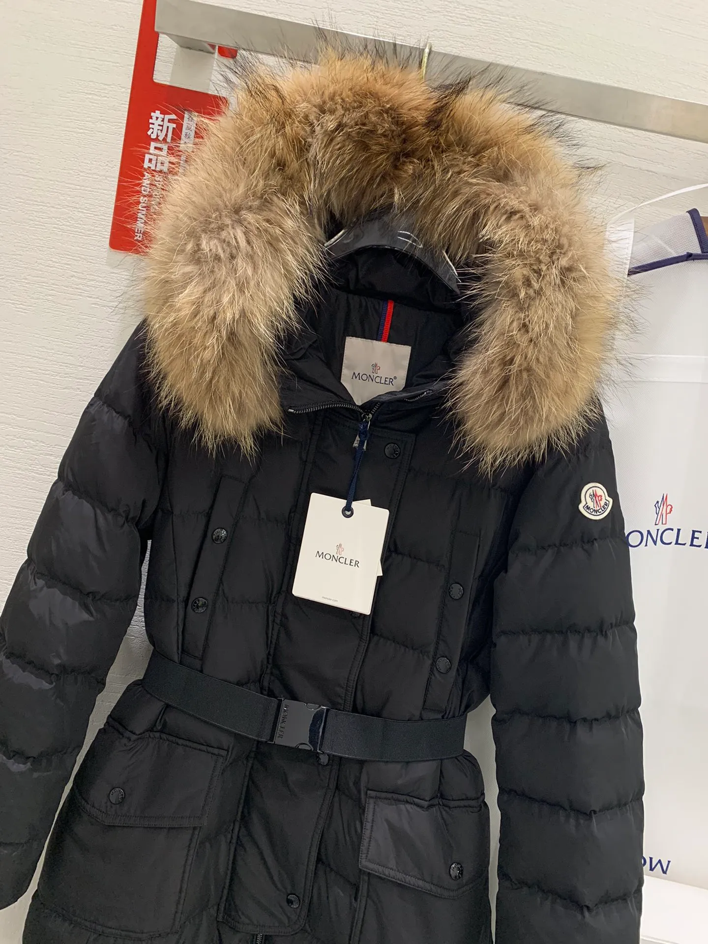 P1160 🔥🔥🔥Moncler women's hot-selling autumn and winter Moncler down jacket hooded long-sleeved waistband fur collar down jacket #1905 is the same style as the star Yang Mi. It is 90 pure white and mostly filled with duck down. As soon as this style came out, it immediately set off a European and Korean style. Internet celebrities from all over the world wore it one after another, and the purchasing agent was once out of stock. The belt style with golden ratio output makes the entire upper body look sweet and cute. The large fur collar serves as a fashion embellishment, making the entire down jacket look more upscale. The hardware is molded and customized, and even the belt must be reproduced 1:1. Three standards are complete, and the counters are synchronized.  Color: black Code number: 1.2.3.4