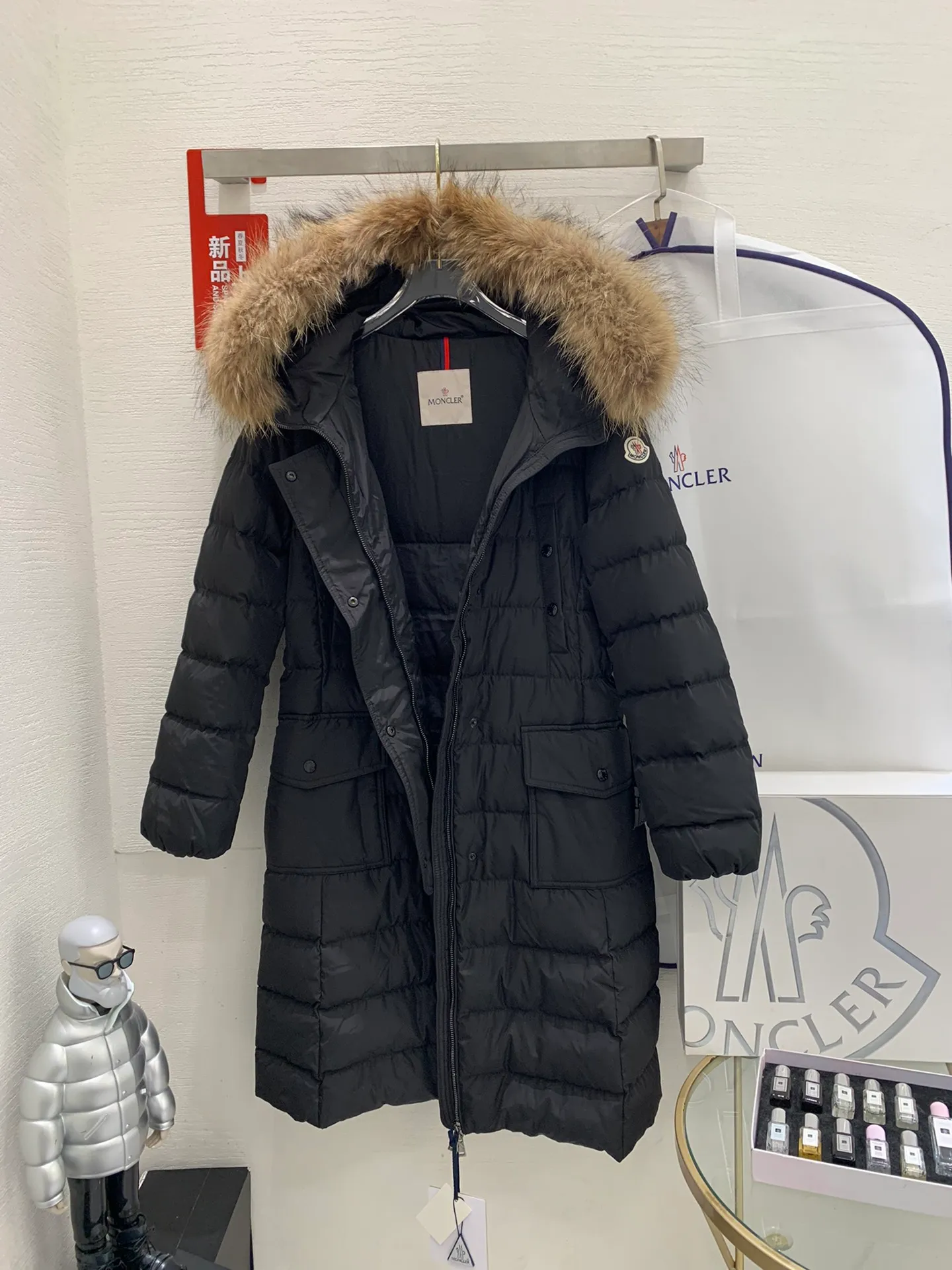 P1160 🔥🔥🔥Moncler women's hot-selling autumn and winter Moncler down jacket hooded long-sleeved waistband fur collar down jacket #1905 is the same style as the star Yang Mi. It is 90 pure white and mostly filled with duck down. As soon as this style came out, it immediately set off a European and Korean style. Internet celebrities from all over the world wore it one after another, and the purchasing agent was once out of stock. The belt style with golden ratio output makes the entire upper body look sweet and cute. The large fur collar serves as a fashion embellishment, making the entire down jacket look more upscale. The hardware is molded and customized, and even the belt must be reproduced 1:1. Three standards are complete, and the counters are synchronized.  Color: black Code number: 1.2.3.4