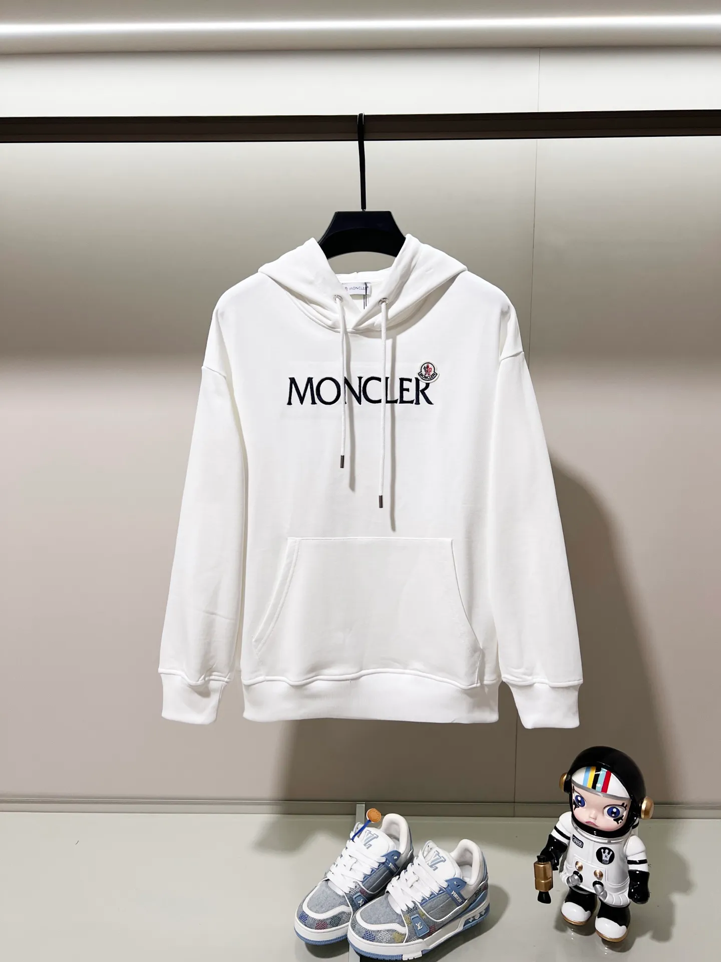 P260 MONCLER/muzzle 420g pure cotton hooded sweatshirt Arranged embroidery 🪡 Chest letter LOGO brand seal logo Official synchronization High version High quality Fashion personality Versatile trend Pure original quality Original fabric Hang tag Collar label Washed wheat Complete three labels Color: Black. White. Size: XS-L