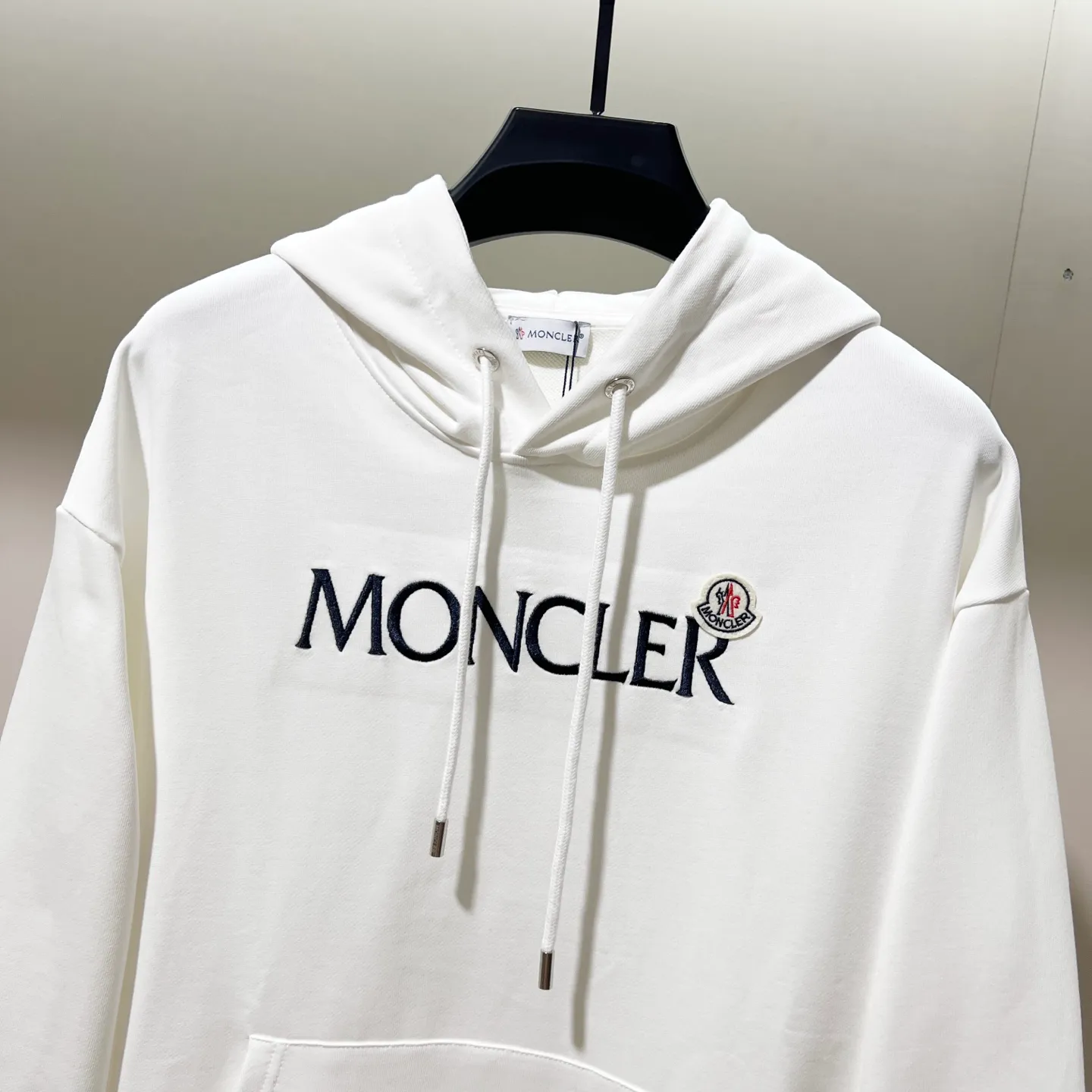 P260 MONCLER/muzzle 420g pure cotton hooded sweatshirt Arranged embroidery 🪡 Chest letter LOGO brand seal logo Official synchronization High version High quality Fashion personality Versatile trend Pure original quality Original fabric Hang tag Collar label Washed wheat Complete three labels Color: Black. White. Size: XS-L