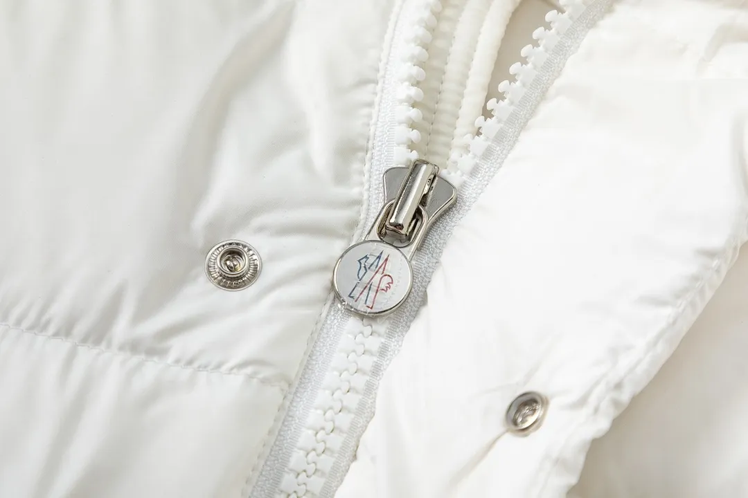 P860 (with dust bag) MONCLER/Mongolian autumn and winter new Maya matte short down jacket. This vezere short down jacket is a basic warm item that highlights the style of Moner. The vezere down jacket is made of longue saison fabric, which is both lightweight and warm. This short down jacket features a hood that can be easily removed depending on the weather. The jacket silhouette and sleeve patch pockets pay homage to the iconic Moner Maya down jacket. · Made of longue saison fabric · Lon lé ger brillant lining with 90% goose down filling Detachable and adjustable hood with zipper and snap button closure Zippered pockets Sleeves with patch pockets · Adjustable cuffs · Drawstring hem Color: Black/White Sizes: 1/2/3/4/5