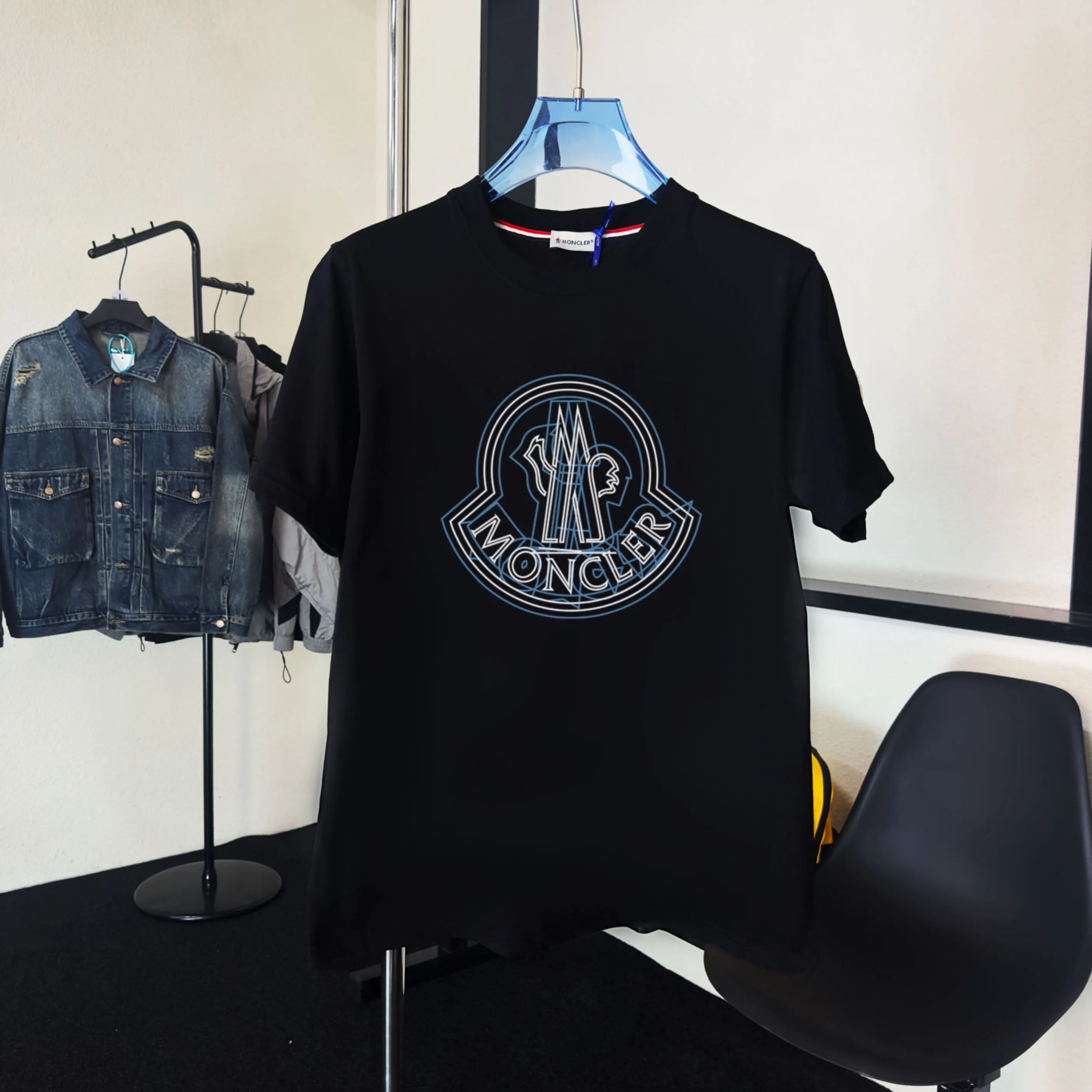 P140 💰Upgraded version "Mobile phone smart sensor ~ NFC chip armband ~ direct access to the official website for anti-counterfeiting" "Moncler ~ Mouth Mouth" 2025 new high-quality round neck short-sleeved T-shirt. The cuffs have imported embroidered labels. Customized dyeing, very comfortable to touch. Super versatile and good-looking short-sleeved. Complete with three labels. Non-market ordinary version. Feel free to compare. Quality is absolutely guaranteed! ‼ First of all, this original fabric is all custom-woven with 32-count double yarn fabric, 250G, and the weight is the same‼ Fine workmanship, double waistcoat method, double waistcoat method, double waistcoat method makes the whole dress more three-dimensional, which is not a craft that ordinary T-shirts can achieve🤪 Size: S-M-L-XL-2XL Color: black, white, apricot, same style for men and women