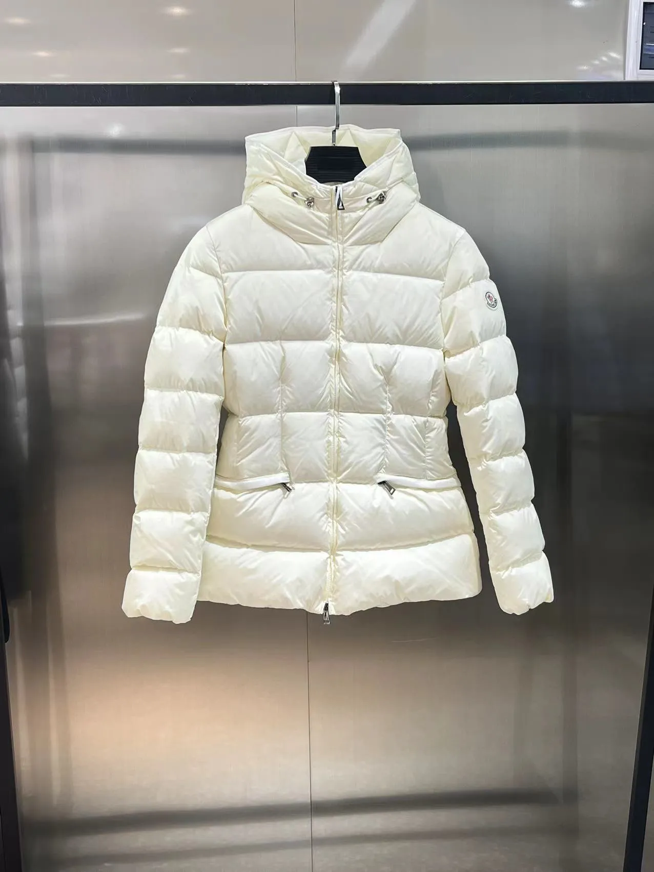 P820 ​​Moncler 2023🆕Short zippered hooded micro-label long-sleeved down jacket, matte fabric, waisted short style to make you look slimmer Color: black, white Size: 1234