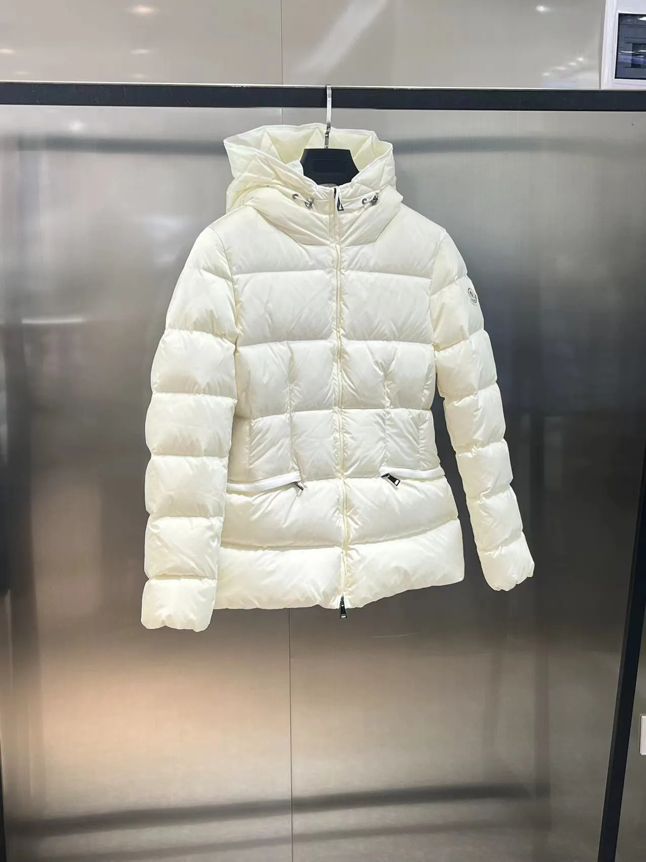 P820 ​​Moncler 2023🆕Short zippered hooded micro-label long-sleeved down jacket, matte fabric, waisted short style to make you look slimmer Color: black, white Size: 1234