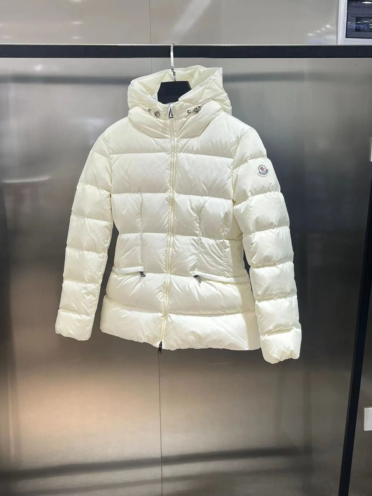 P820 ​​Moncler 2023🆕Short zippered hooded micro-label long-sleeved down jacket, matte fabric, waisted short style to make you look slimmer Color: black, white Size: 1234