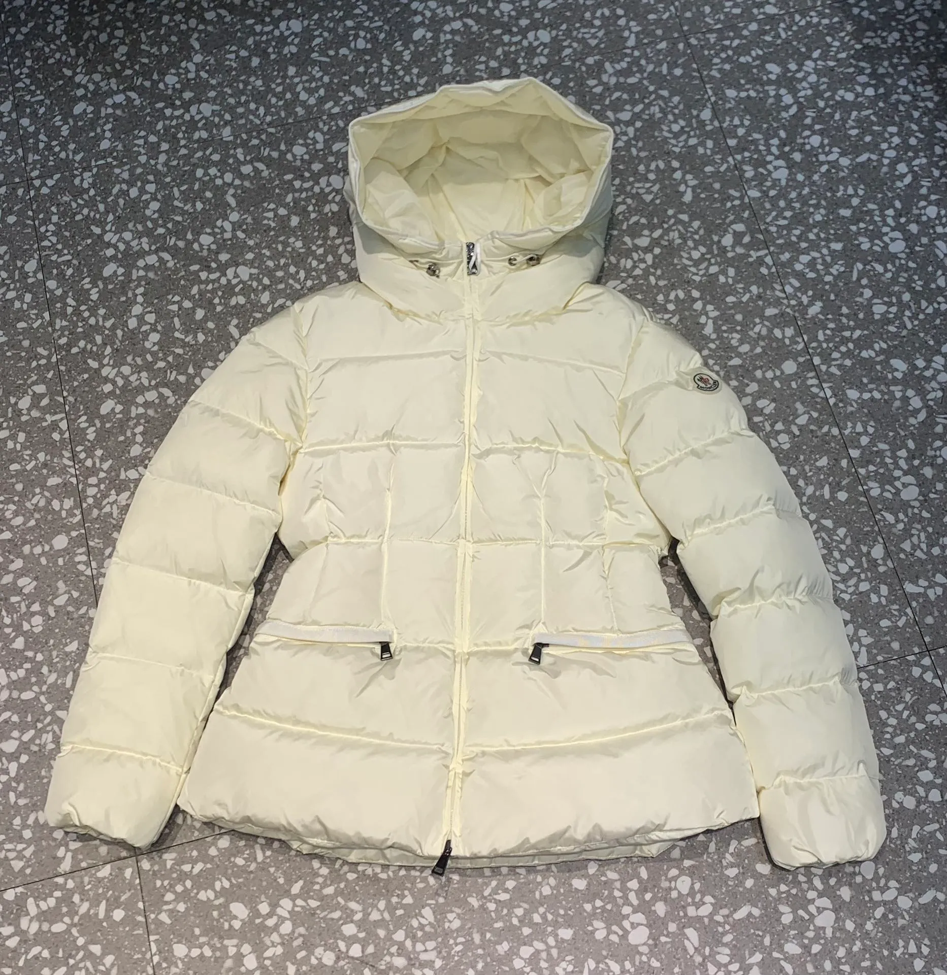 P820 ​​Moncler 2023🆕Short zippered hooded micro-label long-sleeved down jacket, matte fabric, waisted short style to make you look slimmer Color: black, white Size: 1234