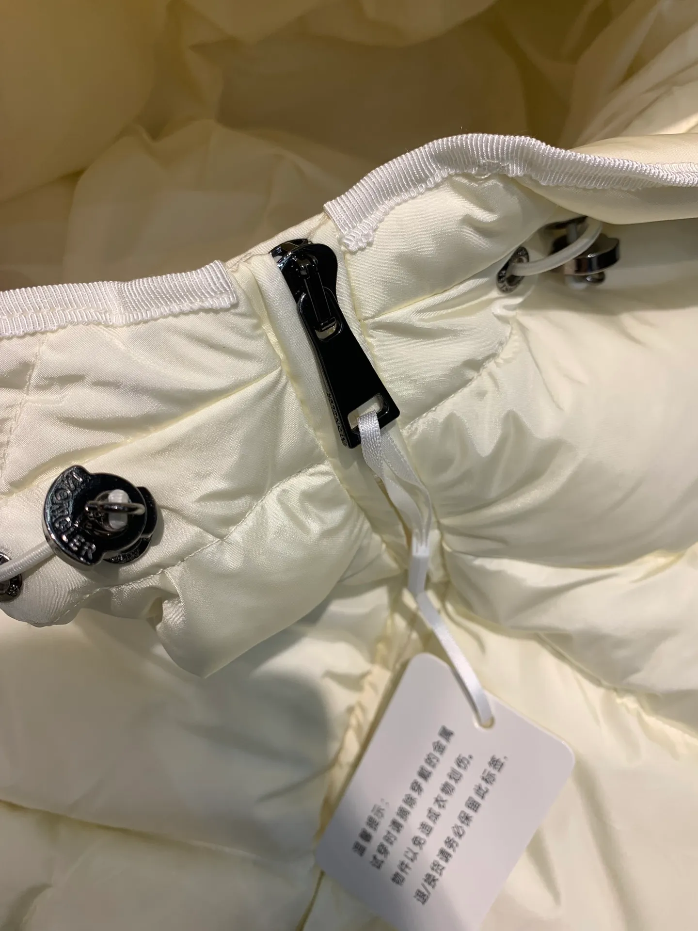 P820 ​​Moncler 2023🆕Short zippered hooded micro-label long-sleeved down jacket, matte fabric, waisted short style to make you look slimmer Color: black, white Size: 1234