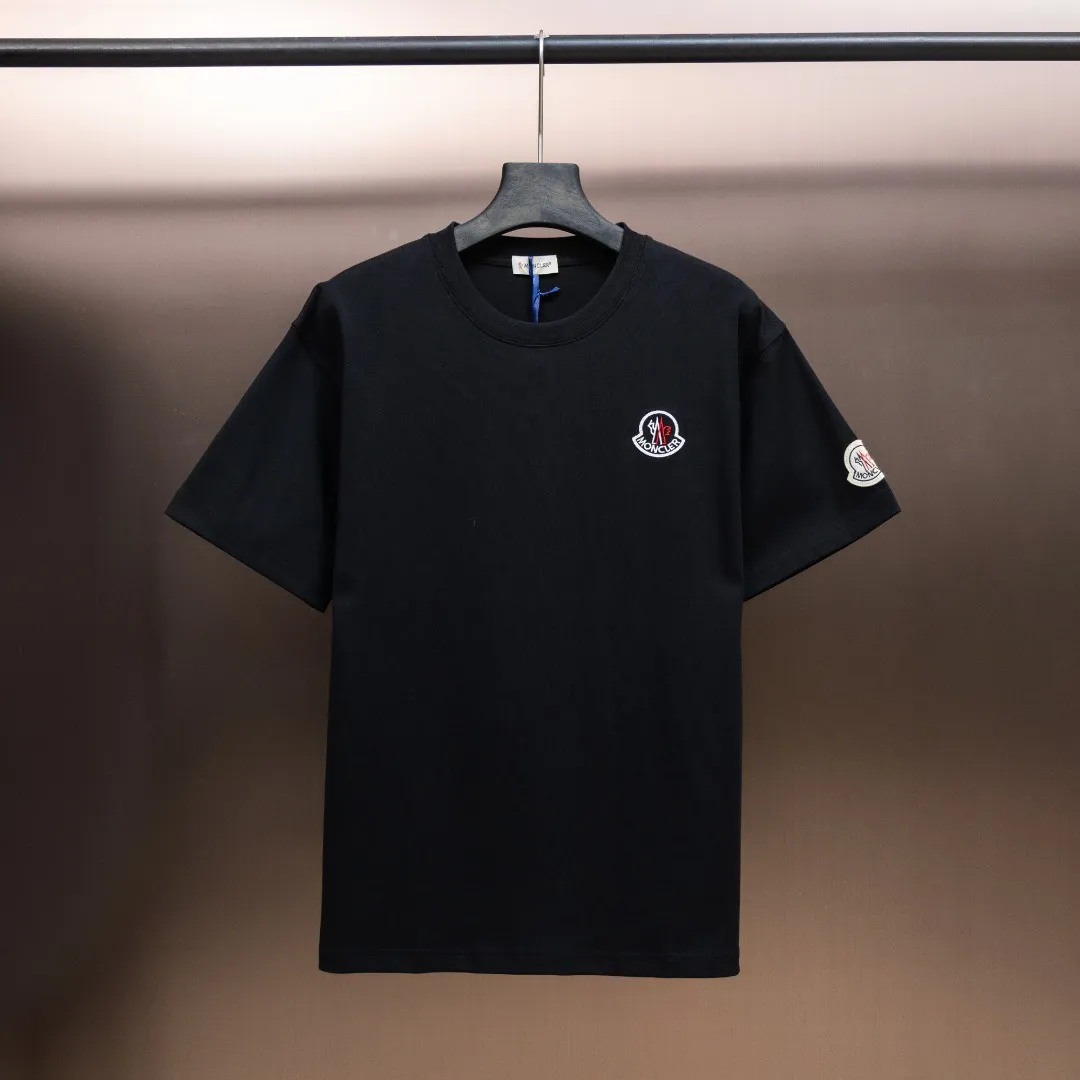P200 Moncler2025 new early spring new men's and women's 👫 short-sleeved T-shirt, on sale at the counter at the same time! Customized exclusive 340-gram pure cotton fabric, customized original craft threads, and heavy-duty letter logo craft design on the chest! Simple and elegant, easy to match and versatile, extremely high-grade, perfectly integrated into fashion and style, it is a top-notch fashionable style that is perfect for outer wear! The whole thing gives people a natural feeling! The ultimate classic versatile short-sleeved T-shirt, designed with the latest three-dimensional letter logo graphic elements! The ultimate heavy work, the ultimate perfection! Fans who pursue high quality should rush to buy it by themselves, and we sincerely invite all fans who know the goods to appreciate this model together! ! Color: Black White Size: S-XXL