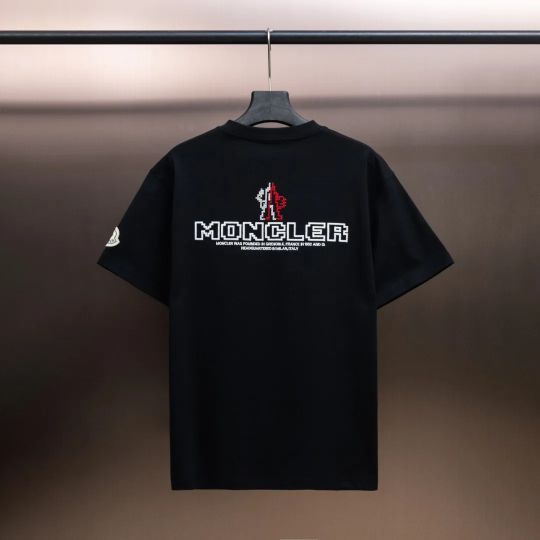 P200 Moncler2025 new early spring new men's and women's 👫 short-sleeved T-shirt, on sale at the counter at the same time! Customized exclusive 340-gram pure cotton fabric, customized original craft threads, and heavy-duty letter logo craft design on the chest! Simple and elegant, easy to match and versatile, extremely high-grade, perfectly integrated into fashion and style, it is a top-notch fashionable style that is perfect for outer wear! The whole thing gives people a natural feeling! The ultimate classic versatile short-sleeved T-shirt, designed with the latest three-dimensional letter logo graphic elements! The ultimate heavy work, the ultimate perfection! Fans who pursue high quality should rush to buy it by themselves, and we sincerely invite all fans who know the goods to appreciate this model together! ! Color: Black White Size: S-XXL
