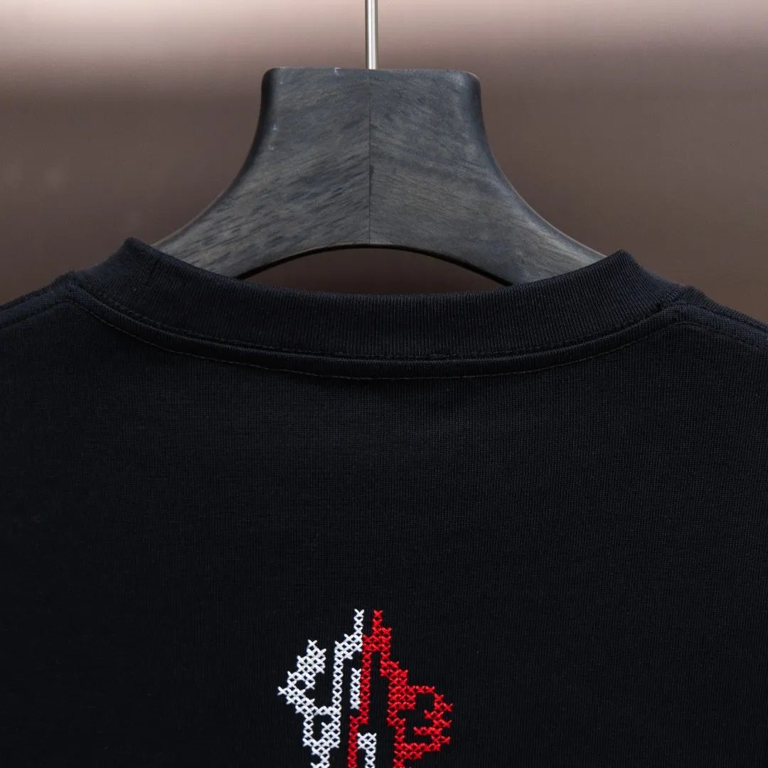 P200 Moncler2025 new early spring new men's and women's 👫 short-sleeved T-shirt, on sale at the counter at the same time! Customized exclusive 340-gram pure cotton fabric, customized original craft threads, and heavy-duty letter logo craft design on the chest! Simple and elegant, easy to match and versatile, extremely high-grade, perfectly integrated into fashion and style, it is a top-notch fashionable style that is perfect for outer wear! The whole thing gives people a natural feeling! The ultimate classic versatile short-sleeved T-shirt, designed with the latest three-dimensional letter logo graphic elements! The ultimate heavy work, the ultimate perfection! Fans who pursue high quality should rush to buy it by themselves, and we sincerely invite all fans who know the goods to appreciate this model together! ! Color: Black White Size: S-XXL