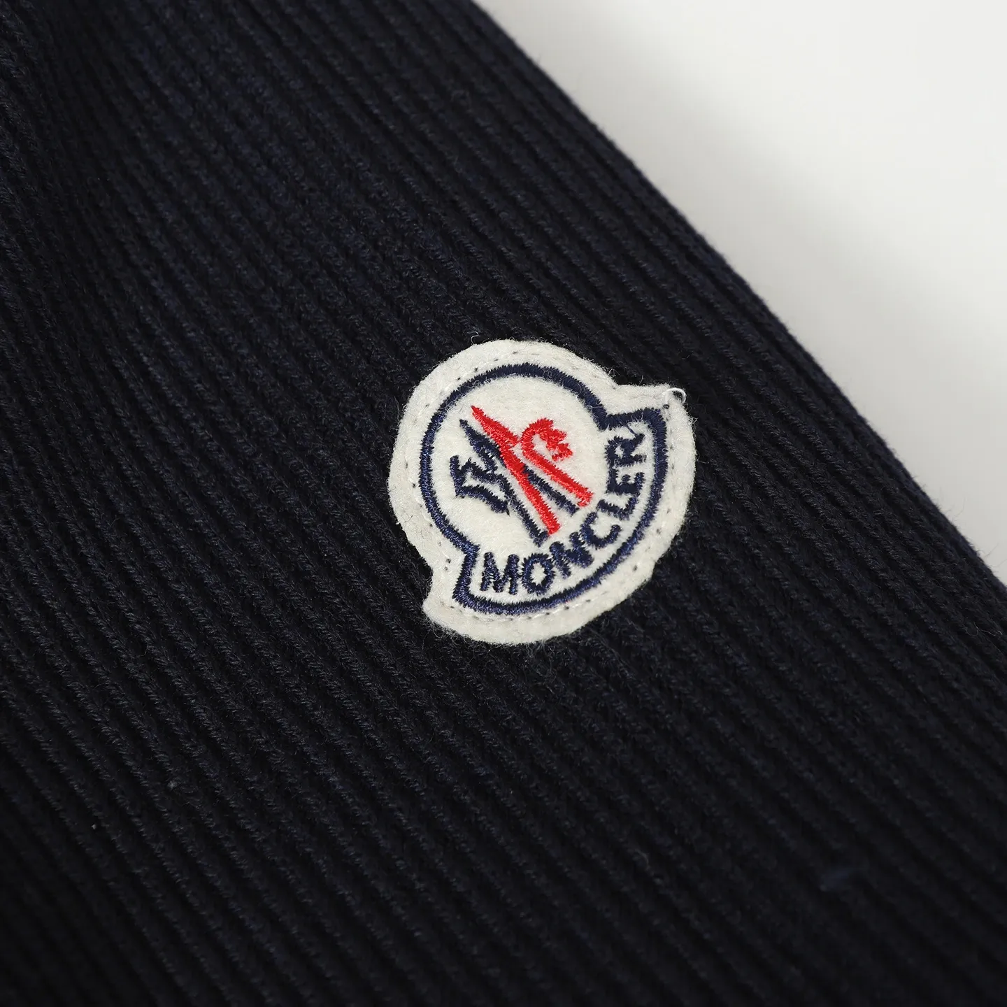 P680 MONCLER/Moncler autumn and winter men's padded wool zipper hooded letter knitted down jacket Made of wool Longue saison lining Longue saison front, filled with down Ribbed knit 12 needles Fine soft hood Zipper closure Pocket Logo quilting Logo patch Color: black/navy blue/green size: S/M/L/XL/XXL