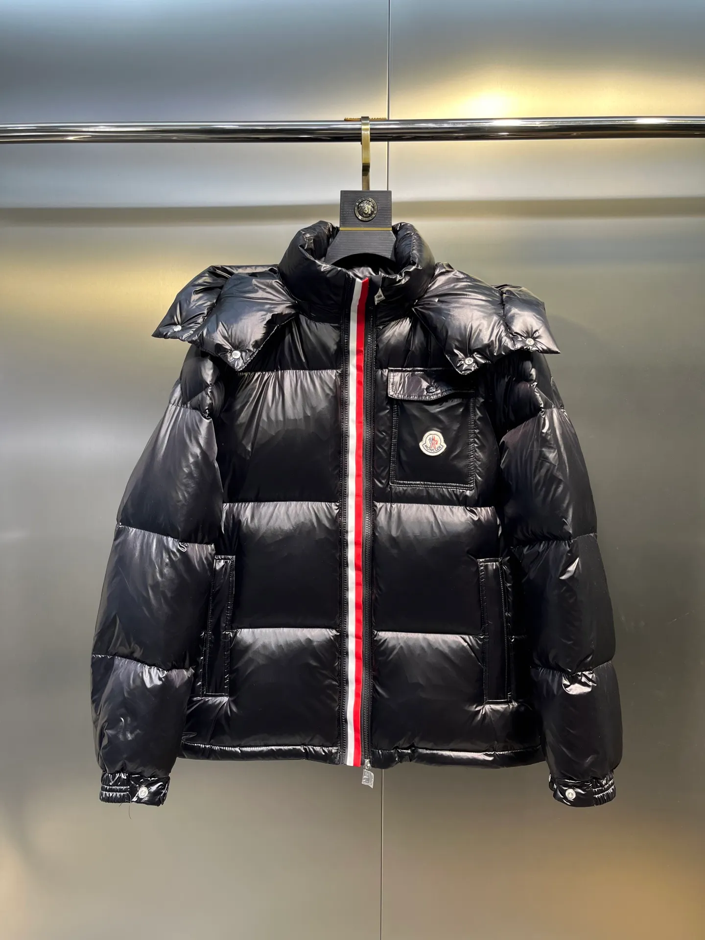 P700 moncler🌟 Black Mouth Rainbow Strips🌈 (double zipper, top version comes with handbag) Moncler Moncler Moncler Maya Ribbon Double Zipper Series Classic and versatile down jacket for men and women. There are too many versions on the market, quality and price are proportional. ➖Authentic synchronous anti-counterfeiting chip induction! ➖The high version of the classic series will never be misleading like false goose down! ➖15d nylon fabric lining is of the highest standard, never velvet! ➖The original Velcro is durable, and the accessories and hardware are all custom-made from the original factory, 100% restoring the replica quality! ➖The perfect combination of every link ensures the smoothness of every piece of clothing, the Rolls-Royce of down jackets!   Size: 1-5