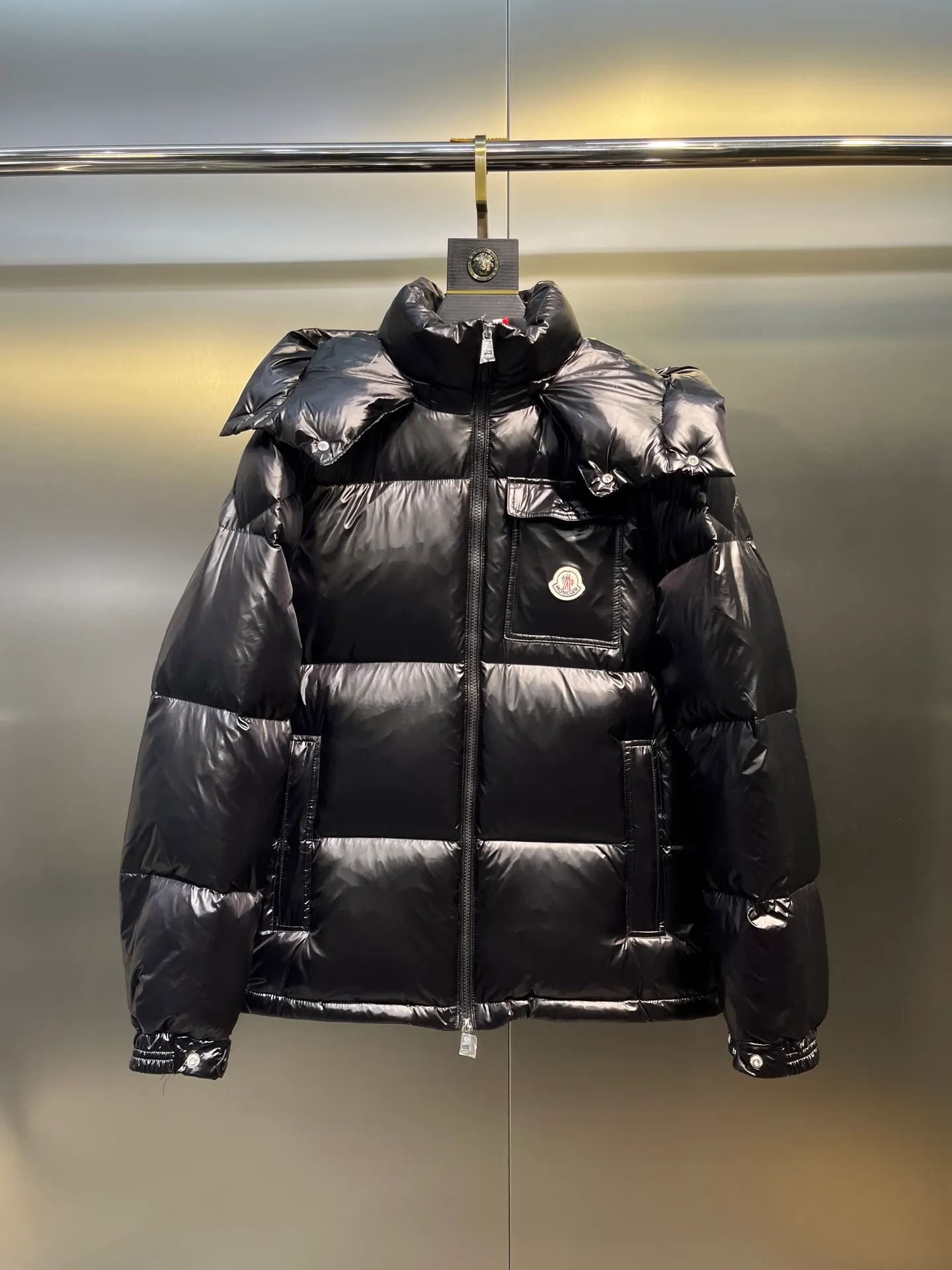 P700 moncler🌟 Black Mouth Rainbow Strips🌈 (double zipper, top version comes with handbag) Moncler Moncler Moncler Maya Ribbon Double Zipper Series Classic and versatile down jacket for men and women. There are too many versions on the market, quality and price are proportional. ➖Authentic synchronous anti-counterfeiting chip induction! ➖The high version of the classic series will never be misleading like false goose down! ➖15d nylon fabric lining is of the highest standard, never velvet! ➖The original Velcro is durable, and the accessories and hardware are all custom-made from the original factory, 100% restoring the replica quality! ➖The perfect combination of every link ensures the smoothness of every piece of clothing, the Rolls-Royce of down jackets!   Size: 1-5