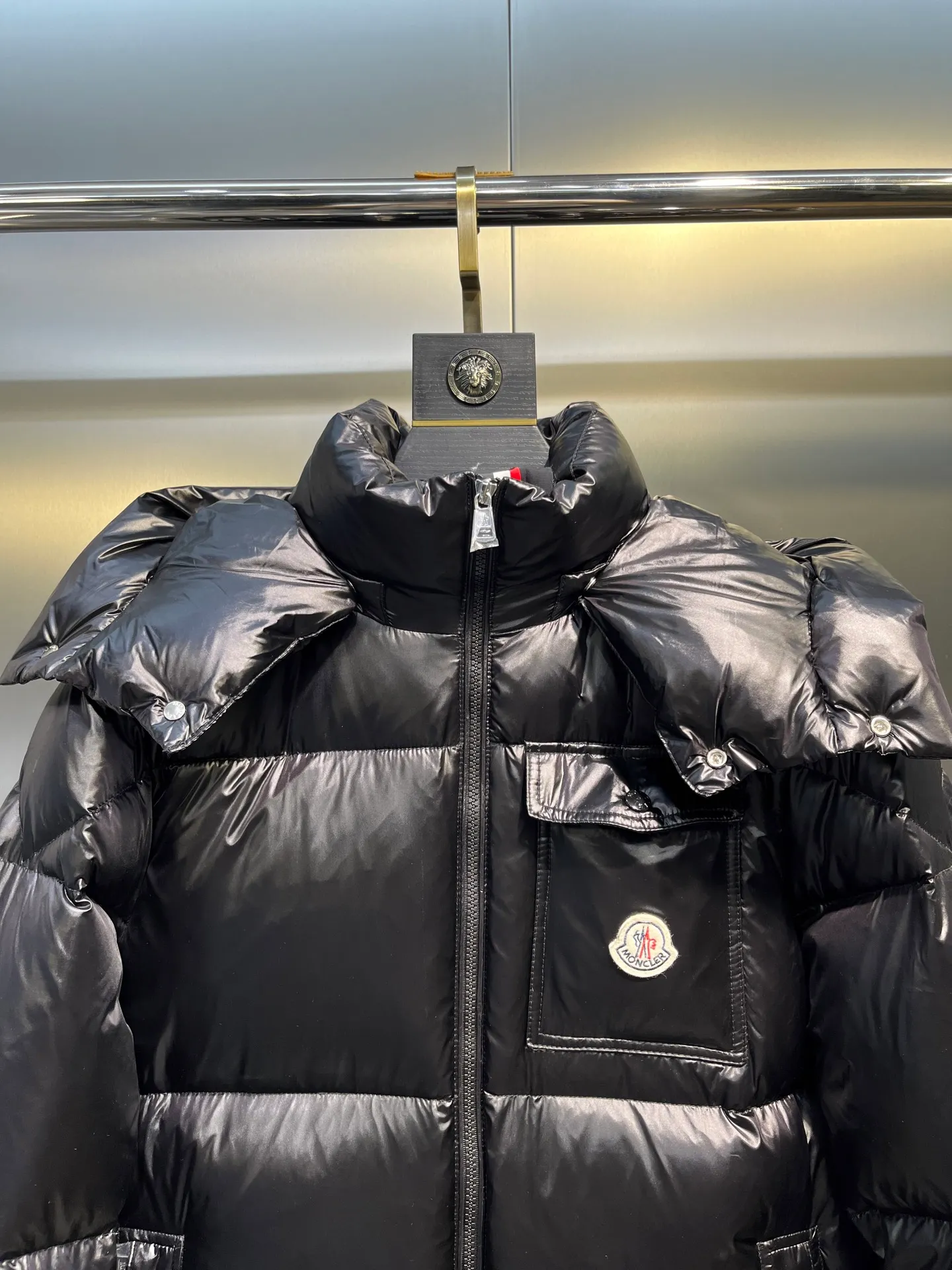 P700 moncler🌟 Black Mouth Rainbow Strips🌈 (double zipper, top version comes with handbag) Moncler Moncler Moncler Maya Ribbon Double Zipper Series Classic and versatile down jacket for men and women. There are too many versions on the market, quality and price are proportional. ➖Authentic synchronous anti-counterfeiting chip induction! ➖The high version of the classic series will never be misleading like false goose down! ➖15d nylon fabric lining is of the highest standard, never velvet! ➖The original Velcro is durable, and the accessories and hardware are all custom-made from the original factory, 100% restoring the replica quality! ➖The perfect combination of every link ensures the smoothness of every piece of clothing, the Rolls-Royce of down jackets!   Size: 1-5