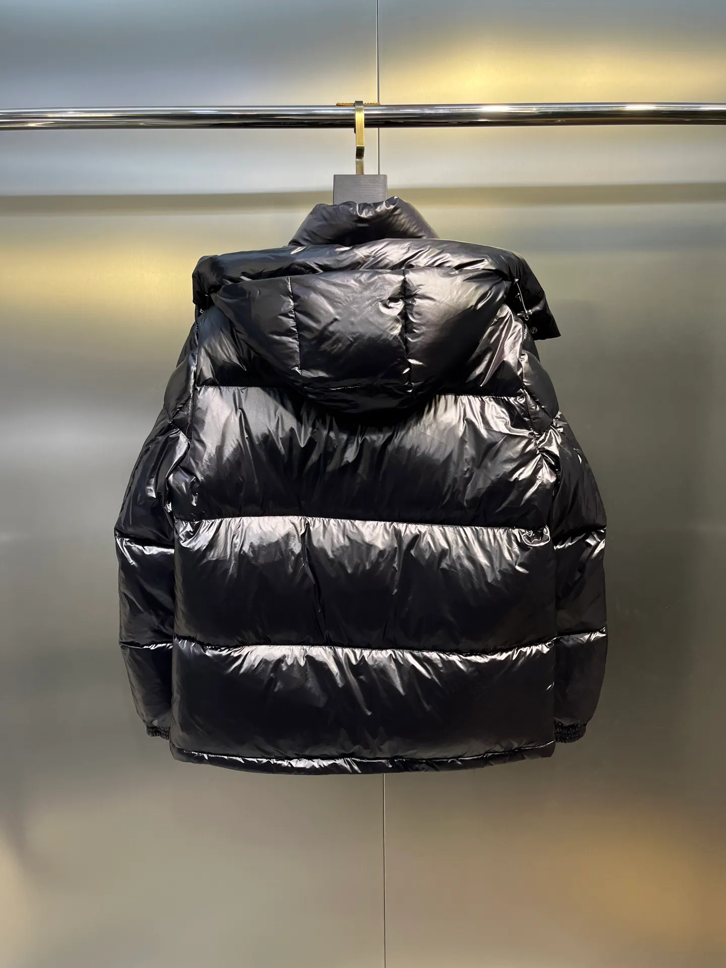 P700 moncler🌟 Black Mouth Rainbow Strips🌈 (double zipper, top version comes with handbag) Moncler Moncler Moncler Maya Ribbon Double Zipper Series Classic and versatile down jacket for men and women. There are too many versions on the market, quality and price are proportional. ➖Authentic synchronous anti-counterfeiting chip induction! ➖The high version of the classic series will never be misleading like false goose down! ➖15d nylon fabric lining is of the highest standard, never velvet! ➖The original Velcro is durable, and the accessories and hardware are all custom-made from the original factory, 100% restoring the replica quality! ➖The perfect combination of every link ensures the smoothness of every piece of clothing, the Rolls-Royce of down jackets!   Size: 1-5
