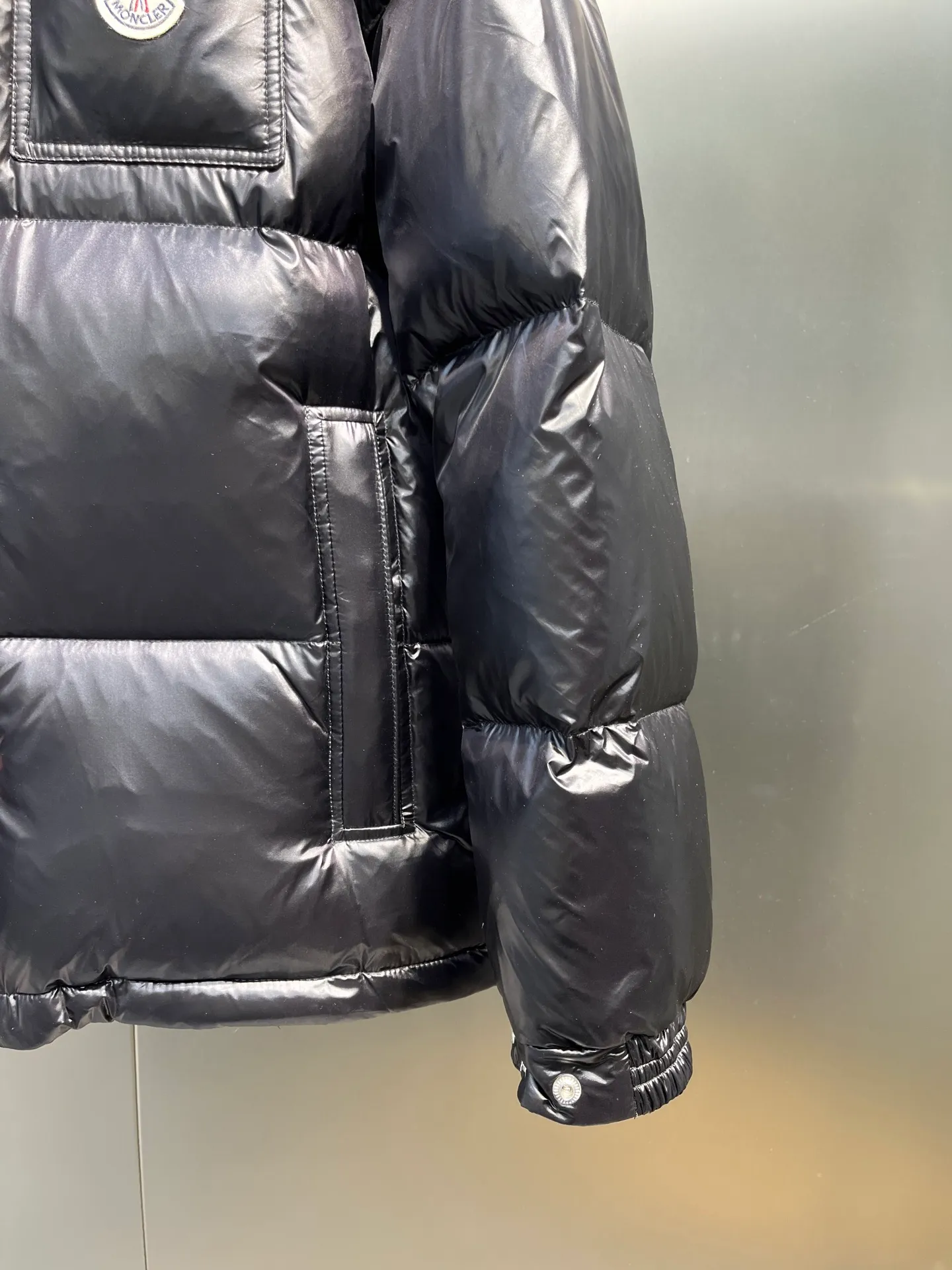 P700 moncler🌟 Black Mouth Rainbow Strips🌈 (double zipper, top version comes with handbag) Moncler Moncler Moncler Maya Ribbon Double Zipper Series Classic and versatile down jacket for men and women. There are too many versions on the market, quality and price are proportional. ➖Authentic synchronous anti-counterfeiting chip induction! ➖The high version of the classic series will never be misleading like false goose down! ➖15d nylon fabric lining is of the highest standard, never velvet! ➖The original Velcro is durable, and the accessories and hardware are all custom-made from the original factory, 100% restoring the replica quality! ➖The perfect combination of every link ensures the smoothness of every piece of clothing, the Rolls-Royce of down jackets!   Size: 1-5