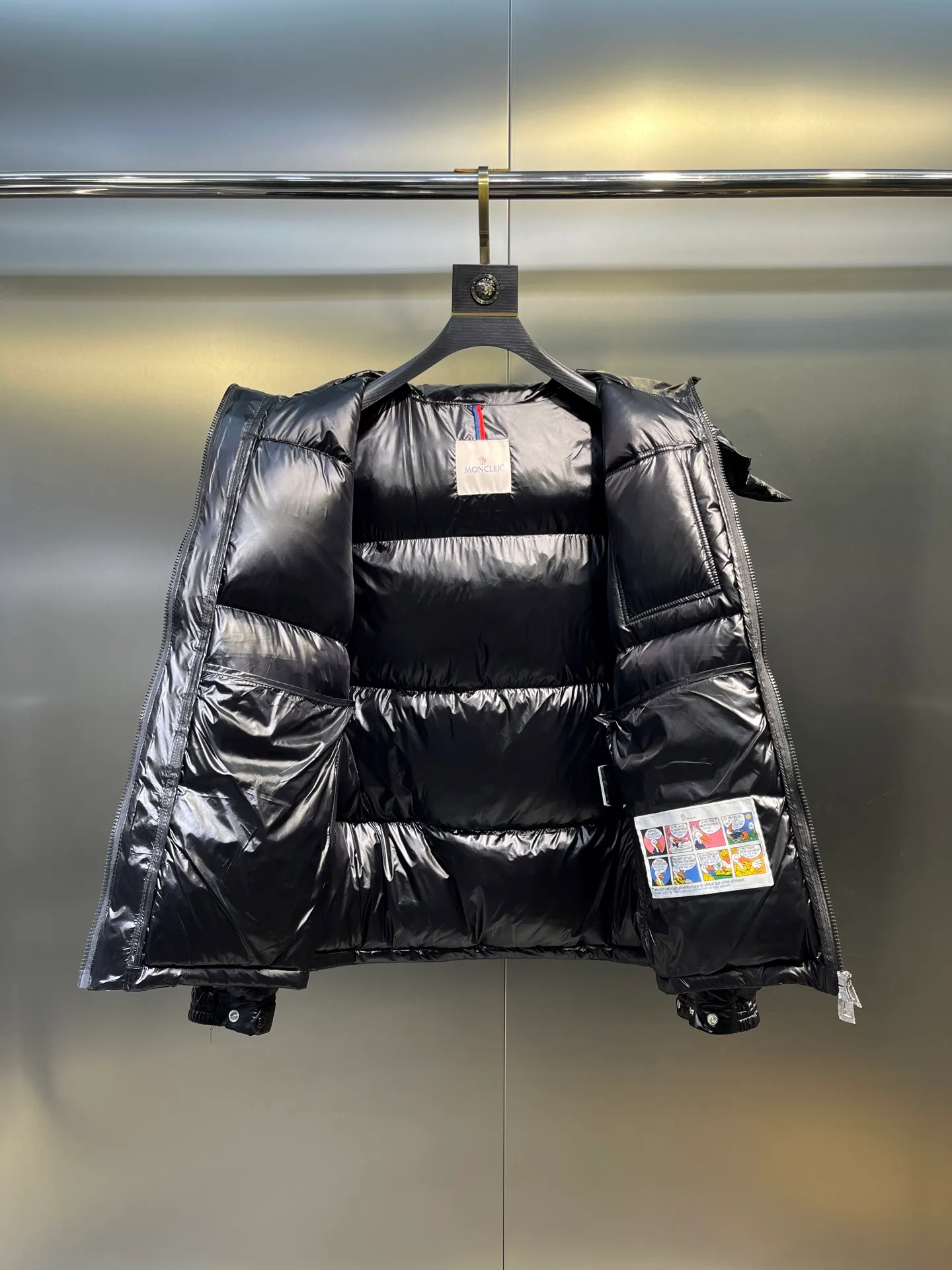 P700 moncler🌟 Black Mouth Rainbow Strips🌈 (double zipper, top version comes with handbag) Moncler Moncler Moncler Maya Ribbon Double Zipper Series Classic and versatile down jacket for men and women. There are too many versions on the market, quality and price are proportional. ➖Authentic synchronous anti-counterfeiting chip induction! ➖The high version of the classic series will never be misleading like false goose down! ➖15d nylon fabric lining is of the highest standard, never velvet! ➖The original Velcro is durable, and the accessories and hardware are all custom-made from the original factory, 100% restoring the replica quality! ➖The perfect combination of every link ensures the smoothness of every piece of clothing, the Rolls-Royce of down jackets!   Size: 1-5