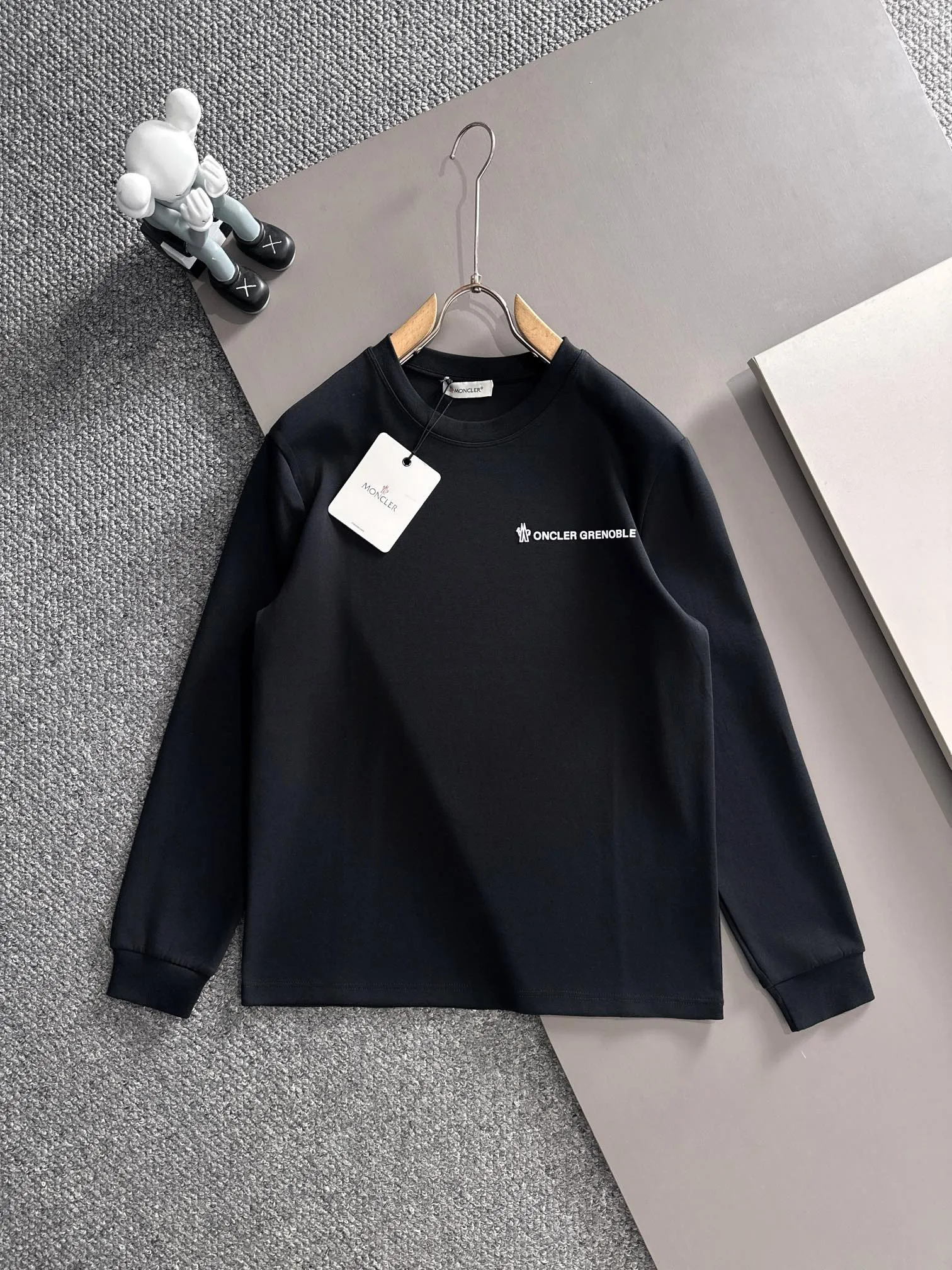 P250 🌸🌸Moncler 2025 new autumn and winter men's round neck long-sleeved T-shirt sweatshirt, super classic design. Simple without any unnecessary cumbersomeness. This style is an indispensable and versatile item for men in autumn and winter. It is made of 340g pure cotton fabric and is made of imported high-quality fabrics. It is super comfortable to wear. The fabric is warm and textured, avant-garde and practical. Exquisite and perfect craftsmanship, the latest official website design, a classic in the fashionable and casual series, the main product in the counter! Craftsmanship: Reproduction of the original! The details are impeccable and the brand element design concept is of high quality. Color: Picture color, complete with three standards! Size:M-xxxL