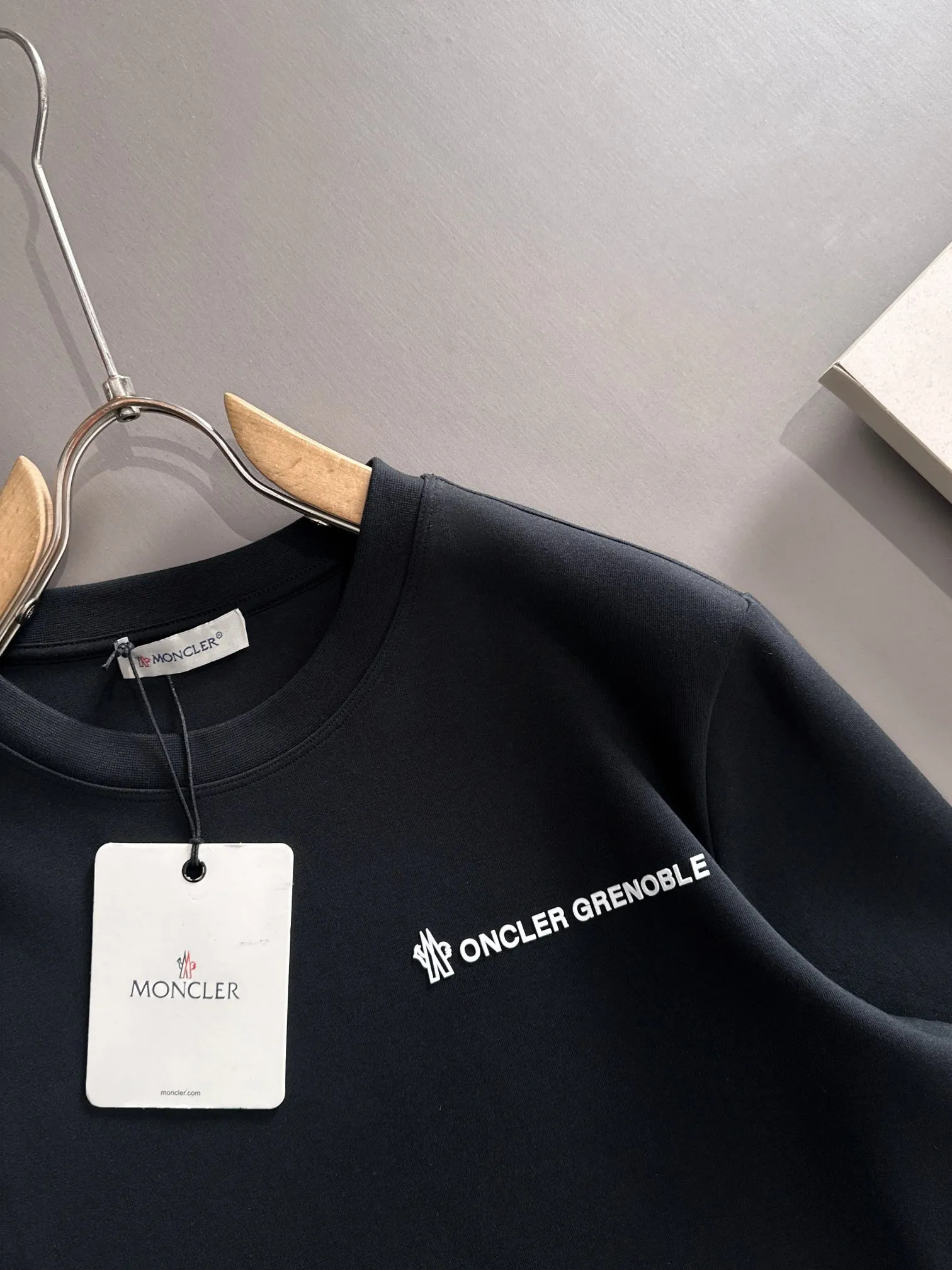 P250 🌸🌸Moncler 2025 new autumn and winter men's round neck long-sleeved T-shirt sweatshirt, super classic design. Simple without any unnecessary cumbersomeness. This style is an indispensable and versatile item for men in autumn and winter. It is made of 340g pure cotton fabric and is made of imported high-quality fabrics. It is super comfortable to wear. The fabric is warm and textured, avant-garde and practical. Exquisite and perfect craftsmanship, the latest official website design, a classic in the fashionable and casual series, the main product in the counter! Craftsmanship: Reproduction of the original! The details are impeccable and the brand element design concept is of high quality. Color: Picture color, complete with three standards! Size:M-xxxL