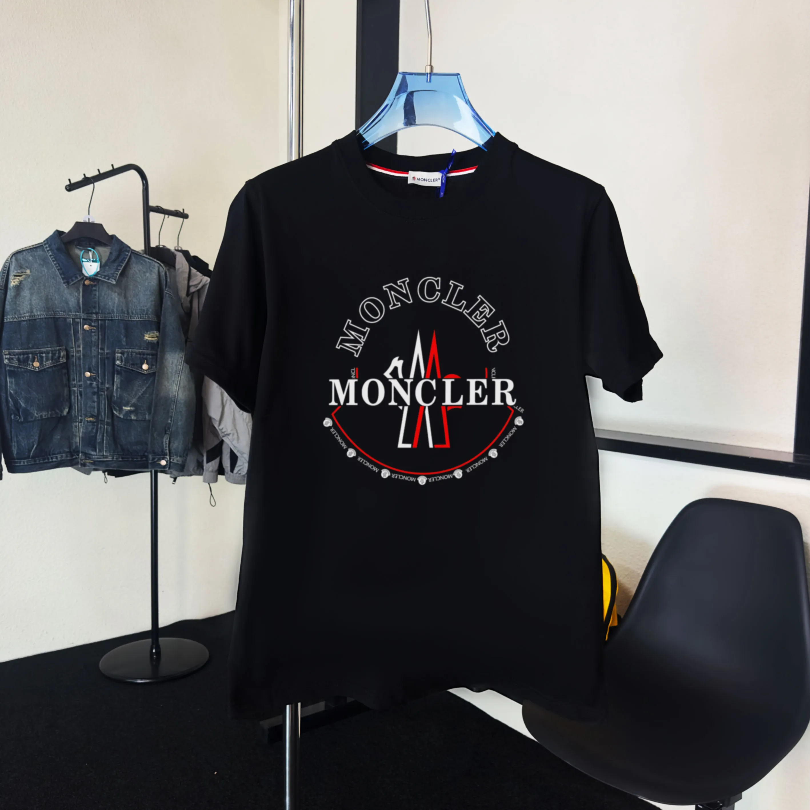 P140 Upgraded version "Mobile phone smart sensor ~ NFC chip armband ~ Direct access to the official website for anti-counterfeiting" "Moncler ~ Mouth Mouth" 2025 new high-quality round neck short-sleeved T-shirt. The cuffs have imported embroidered labels. Customized dyeing, very comfortable to touch. Super versatile and good-looking short-sleeved. Complete with three labels. Non-market ordinary version. Feel free to compare. Quality is absolutely guaranteed! ‼ First of all, this original fabric is all custom-woven with 32-count double yarn fabric, 250G, and the weight is the same‼ Fine workmanship, double waistcoat method, double waistcoat method, double waistcoat method makes the whole dress more three-dimensional, which is not a craft that ordinary T-shirts can achieve🤪 Size: S-M-L-XL-2XL Color: black, white, apricot, same style for men and women