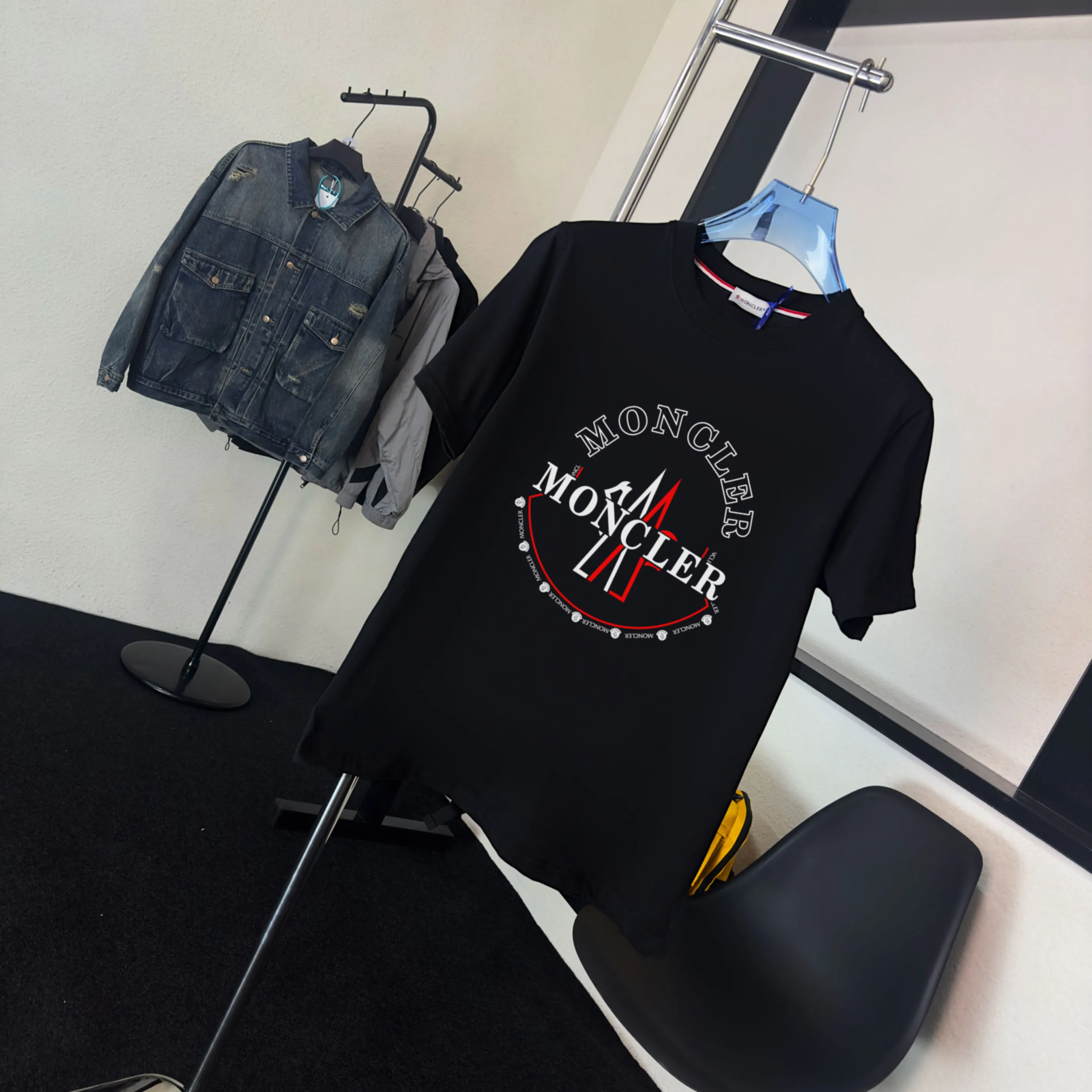 P140 Upgraded version "Mobile phone smart sensor ~ NFC chip armband ~ Direct access to the official website for anti-counterfeiting" "Moncler ~ Mouth Mouth" 2025 new high-quality round neck short-sleeved T-shirt. The cuffs have imported embroidered labels. Customized dyeing, very comfortable to touch. Super versatile and good-looking short-sleeved. Complete with three labels. Non-market ordinary version. Feel free to compare. Quality is absolutely guaranteed! ‼ First of all, this original fabric is all custom-woven with 32-count double yarn fabric, 250G, and the weight is the same‼ Fine workmanship, double waistcoat method, double waistcoat method, double waistcoat method makes the whole dress more three-dimensional, which is not a craft that ordinary T-shirts can achieve🤪 Size: S-M-L-XL-2XL Color: black, white, apricot, same style for men and women