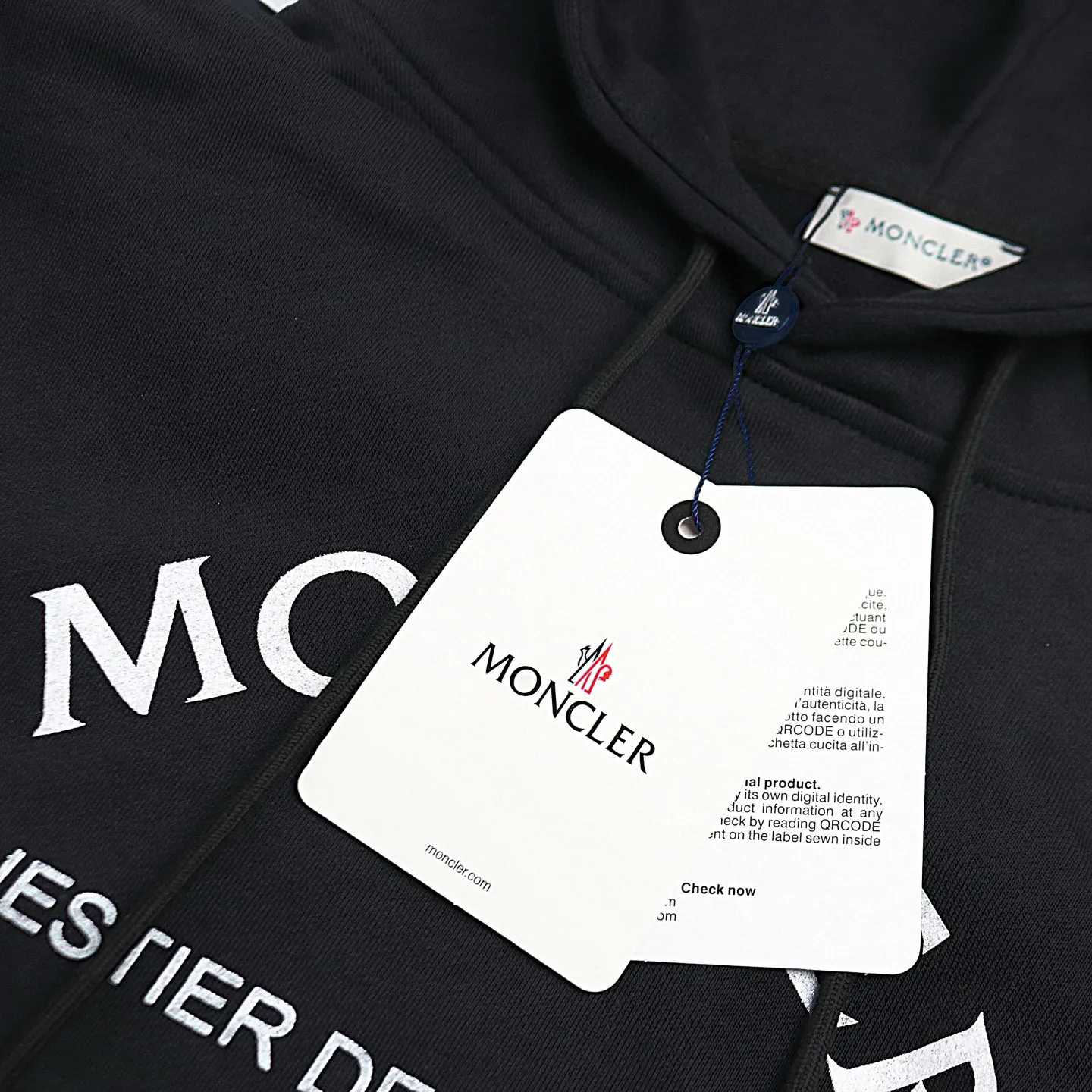 P234 Style number: 856 〈MONCLER〉 Mongolian hooded sweatshirt. The price of the hooded sweatshirt is actually quite advantageous. Those who have been to the counters should know that the price of the hooded sweatshirt is not much cheaper than that of Gucci Burberry. It is just relatively low-key and unwilling to hype. It is a picture that you want to buy or not. It has an arrogant existence... ✅Original custom-made with logo eyelets and hood ✅460g 100% cotton wool-eating fabric OS version is too large ✅Matched with the original high-weight double yarn thread ✅Correct three-needle and five-thread craftsmanship Chain edge Color: Black White Size S M L