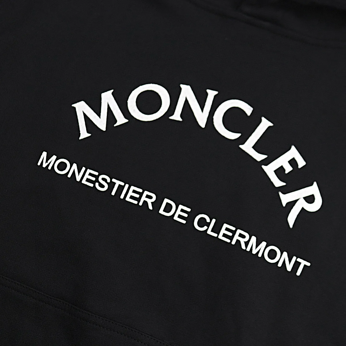 P234 Style number: 856 〈MONCLER〉 Mongolian hooded sweatshirt. The price of the hooded sweatshirt is actually quite advantageous. Those who have been to the counters should know that the price of the hooded sweatshirt is not much cheaper than that of Gucci Burberry. It is just relatively low-key and unwilling to hype. It is a picture that you want to buy or not. It has an arrogant existence... ✅Original custom-made with logo eyelets and hood ✅460g 100% cotton wool-eating fabric OS version is too large ✅Matched with the original high-weight double yarn thread ✅Correct three-needle and five-thread craftsmanship Chain edge Color: Black White Size S M L