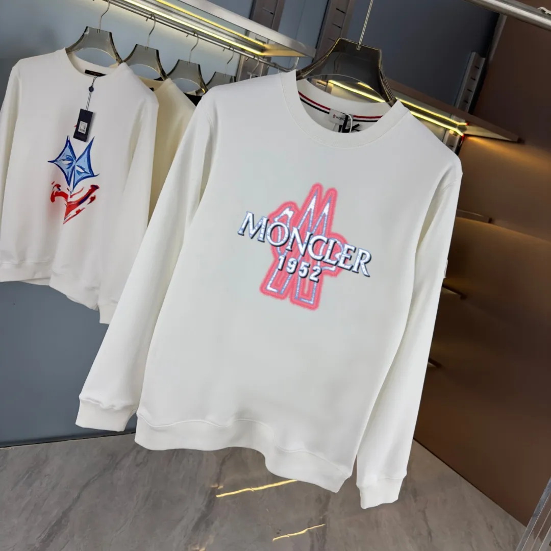 P210 High-version sweatshirt) [Long-term stock] 〖𝐌𝐎𝐍𝐂𝐋𝐄𝐑~Mask〗 Made of 440g heavy-weight fabric. It is different from the market currency. It can be matched with any variety and is properly handsome. 😎The whole dress is made of double waistcoats. The double waistcoats make the whole dress more three-dimensional. Not ordinary factories can do such fine work. 2025 Spring runway version of the T stage, on sale at the counter, round neck terry sweatshirt, high-end double-strand pure cotton, custom-made stretch ribs, dyed in the same vat, complete with three standards, matched with exquisite embroidered LOGO on the chest, simple and advanced, same style for men and women. Color: black, apricot, white, size: S M L XL 2XL