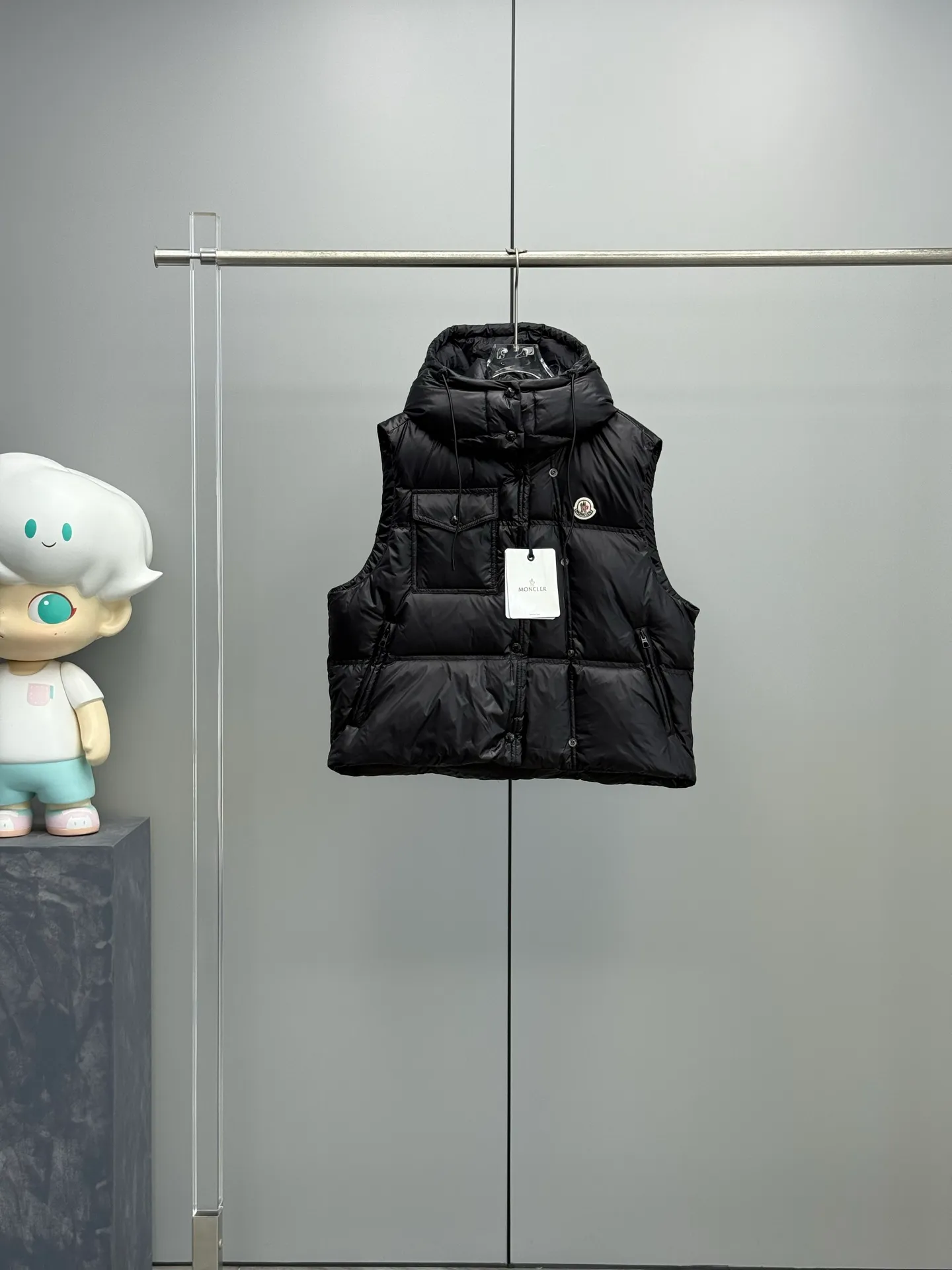 P900 Moncler 2025 new Pario women's hooded down jacket vest [Moncler Pario women's down vest | lightness and temperature, no limits] abandons conventional constraints and reshapes winter aesthetics with the iconic "bread silhouette". A delicate balance of fluffiness and lightness, delivering effortless sophistication with every step. Three-dimensional quilting technology: Continuing the classic, but more full and soft, like clouds close to the body. The hooded design is the finishing touch: taking into account both style and practicality, it can be seen as the wind blows. Loose tailoring philosophy: Pair it with a high-collar knitted or casual shirt to show your calm posture when layered. This is not an ordinary vest, it is a blank space in the winter wardrobe. Color: mint green, black, plum red. Size: S-M-L