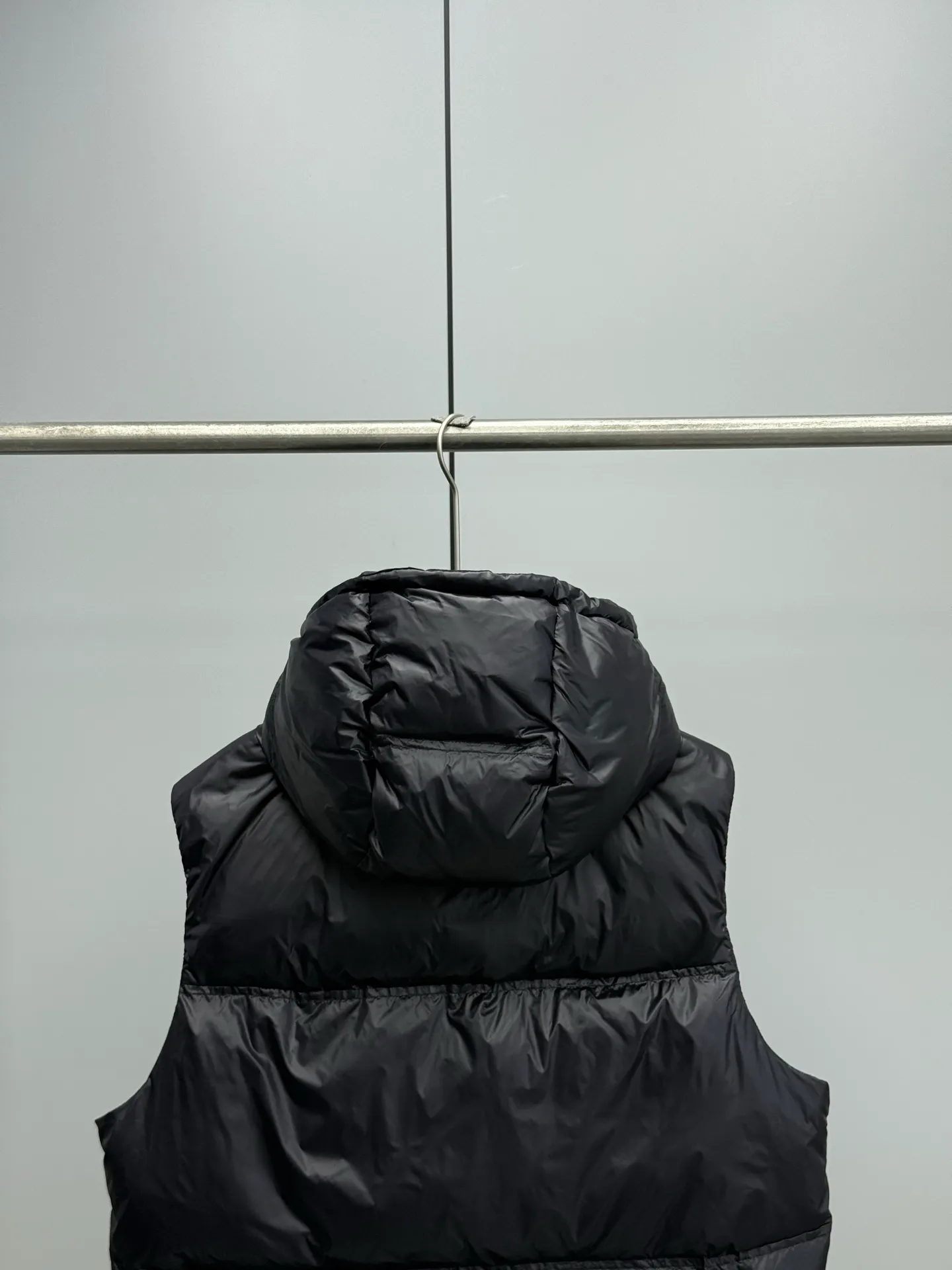 P900 Moncler 2025 new Pario women's hooded down jacket vest [Moncler Pario women's down vest | lightness and temperature, no limits] abandons conventional constraints and reshapes winter aesthetics with the iconic "bread silhouette". A delicate balance of fluffiness and lightness, delivering effortless sophistication with every step. Three-dimensional quilting technology: Continuing the classic, but more full and soft, like clouds close to the body. The hooded design is the finishing touch: taking into account both style and practicality, it can be seen as the wind blows. Loose tailoring philosophy: Pair it with a high-collar knitted or casual shirt to show your calm posture when layered. This is not an ordinary vest, it is a blank space in the winter wardrobe. Color: mint green, black, plum red. Size: S-M-L