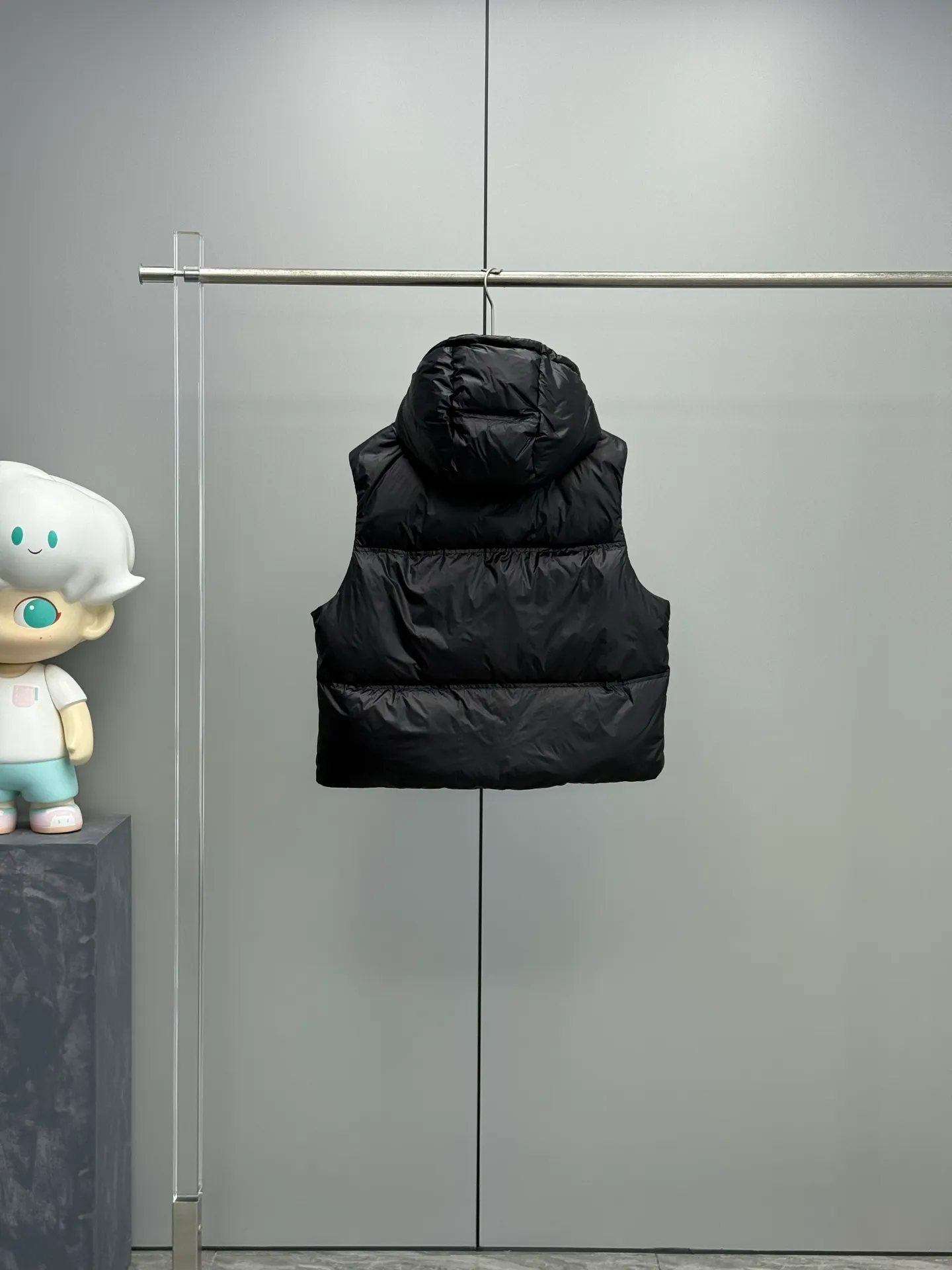 P900 Moncler 2025 new Pario women's hooded down jacket vest [Moncler Pario women's down vest | lightness and temperature, no limits] abandons conventional constraints and reshapes winter aesthetics with the iconic "bread silhouette". A delicate balance of fluffiness and lightness, delivering effortless sophistication with every step. Three-dimensional quilting technology: Continuing the classic, but more full and soft, like clouds close to the body. The hooded design is the finishing touch: taking into account both style and practicality, it can be seen as the wind blows. Loose tailoring philosophy: Pair it with a high-collar knitted or casual shirt to show your calm posture when layered. This is not an ordinary vest, it is a blank space in the winter wardrobe. Color: mint green, black, plum red. Size: S-M-L