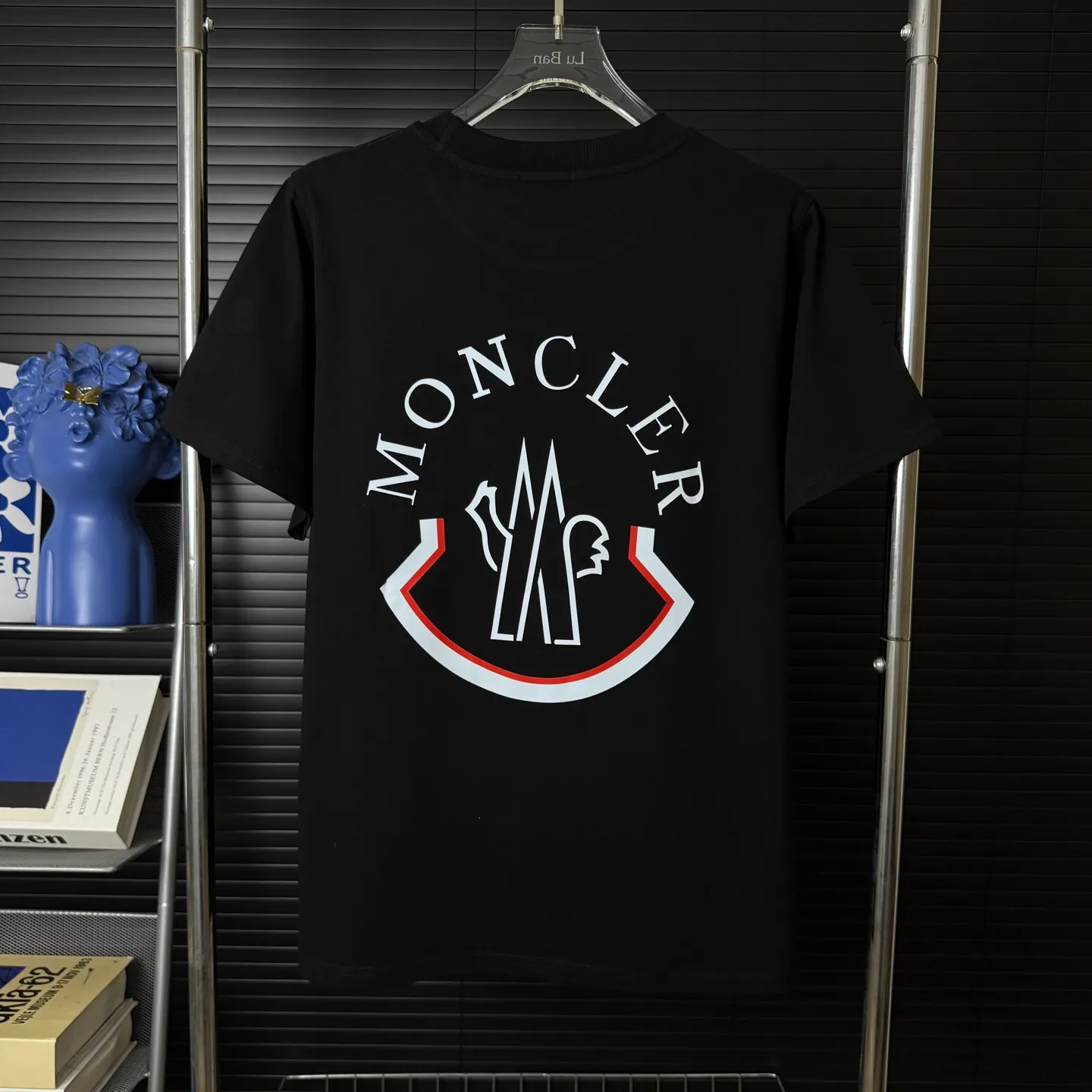 P170 A243 (Long-term replenishment, arrival the next day) MONCLER/mask color matching two-color letter LOGO round neck short-sleeved T-shirt exclusive first launch high-definition The fabric is made of 300 grams of heavyweight pure cotton, customized with 32 counts of double thread, and washed twice for ready-to-wear. The fabric is comfortable and skin-friendly. It is custom-dyed fabric with high textile density and good drape. It is not easy to deform or shrink. The thick texture and compact spinning process will not affect the breathability of the fabric. The color saturation is very high. Imported Tajima embroidery technology has a good upper body effect. It is a versatile and good-looking short sleeve. The loose version covers the flesh and makes you slim. Size: S~XL Color: white black