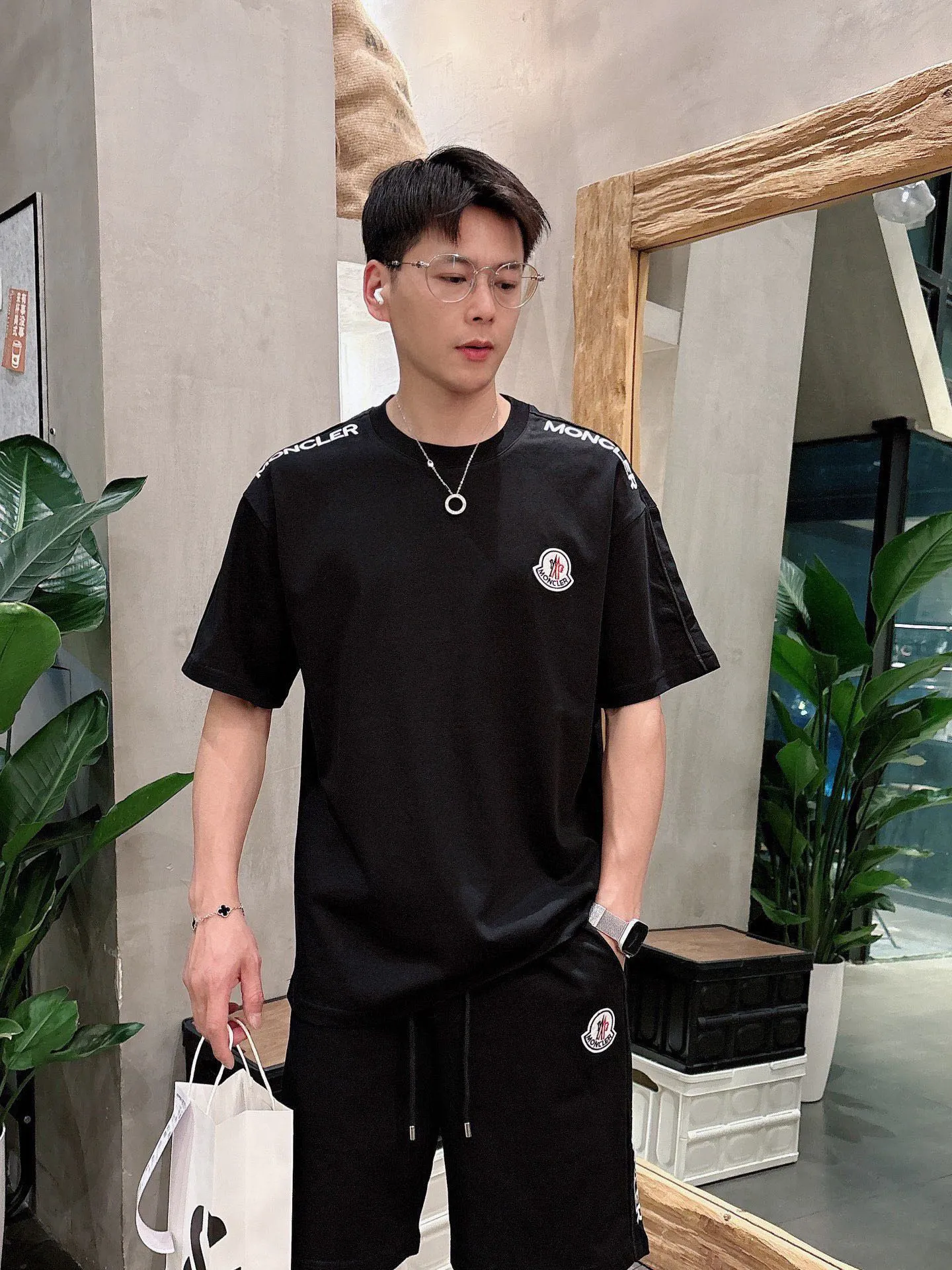 P560 Brand [MONCLER Mouth Covered] 2025 round neck short-sleeved shorts suit. The pure cotton fabric upper body will not be stuffy, the smooth and comfortable skin-friendly effect is more breathable, the fabric has its own texture, classic logo technology, a new interpretation from a unique angle, the first choice for fashion and versatility! Size: M-3XL (maximum wear: 190 pounds)