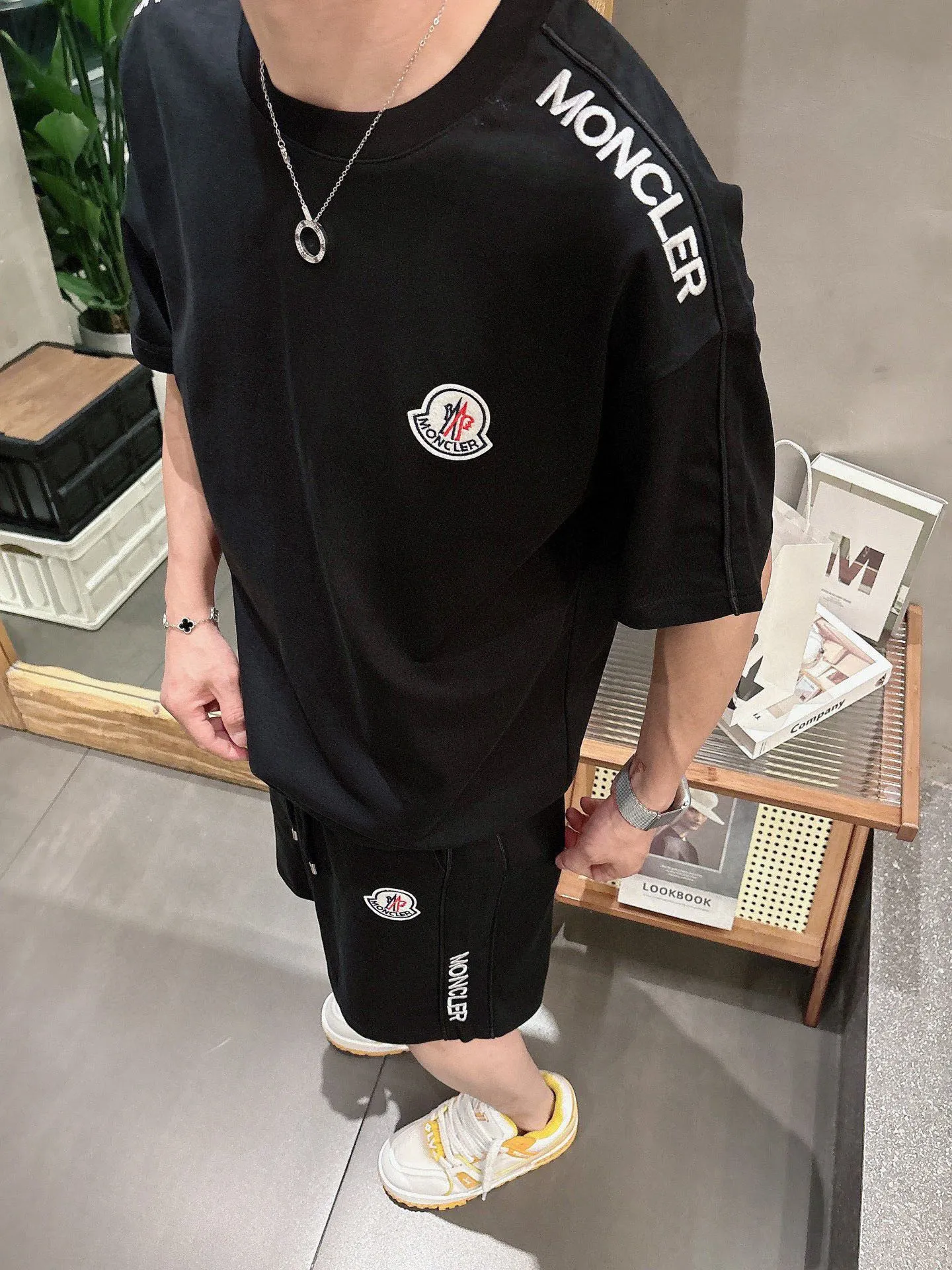 P560 Brand [MONCLER Mouth Covered] 2025 round neck short-sleeved shorts suit. The pure cotton fabric upper body will not be stuffy, the smooth and comfortable skin-friendly effect is more breathable, the fabric has its own texture, classic logo technology, a new interpretation from a unique angle, the first choice for fashion and versatility! Size: M-3XL (maximum wear: 190 pounds)