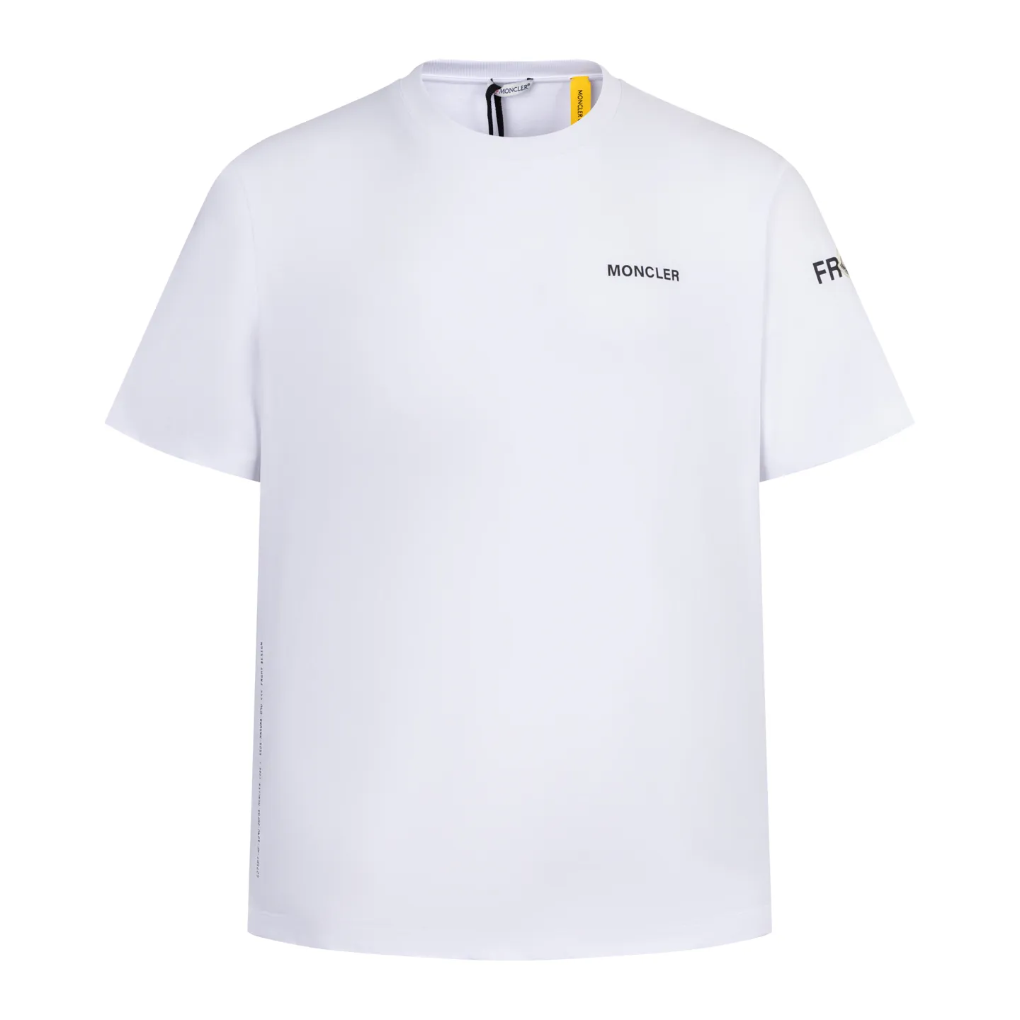 P230 exclusive supply] Moncler Hiroshi Fujiwara co-branded short-sleeve (white) is made of double-ply cotton plain fabric. The warp and weft yarns are interwoven one up and down to form a uniform grid-like texture, with a tight but light structure. Cotton fiber has natural breathability and skin-friendly properties. Combined with the pore structure of plain weave, it is suitable for daily perspiration needs and has good wearing comfort. The yarn has many intertwining points, which strengthens the tear resistance and can maintain its shape after multiple washings. Four high-saturation patterns are presented on the fabric through glue printing. The scraper pressure is even and the scraping is performed in three steps to ensure that the glue is fully penetrated and covered. After curing at high temperature, the pigment is firmly bonded to the cotton fiber. The ink-absorbing and penetrating properties of the cotton fiber make the pattern less likely to fall off due to friction. By actively interfering with the shrinkage potential of cotton fibers, the fabric is able to transition from changeable to stable, improving dimensional stability while being less prone to deformation and wrinkles. Size:S-M-L-XL