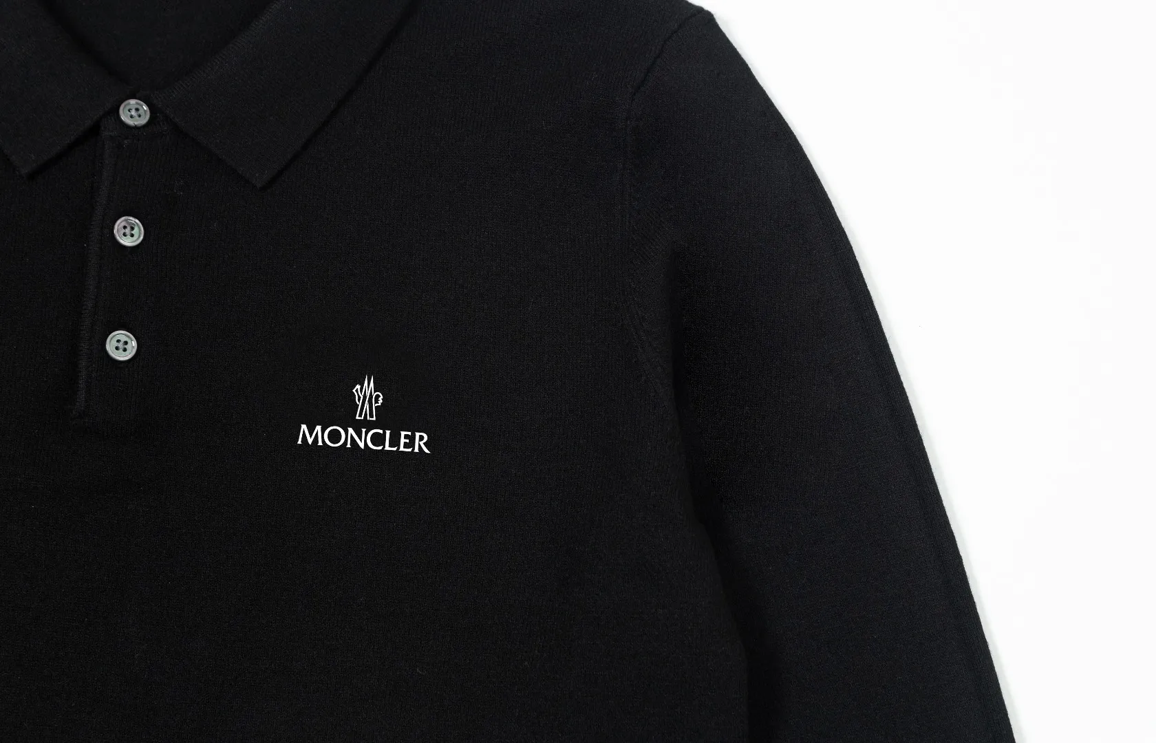P240 Moncler's latest casual Polo lapel wool sweater.  The texture is delicate, soft and comfortable, skin-friendly and warm, not easy to deform, simple and high-end style, and the logo on the chest is very exquisite and perfect! The upper body effect is very strong 👍 Color: black, gray Size: S-XL