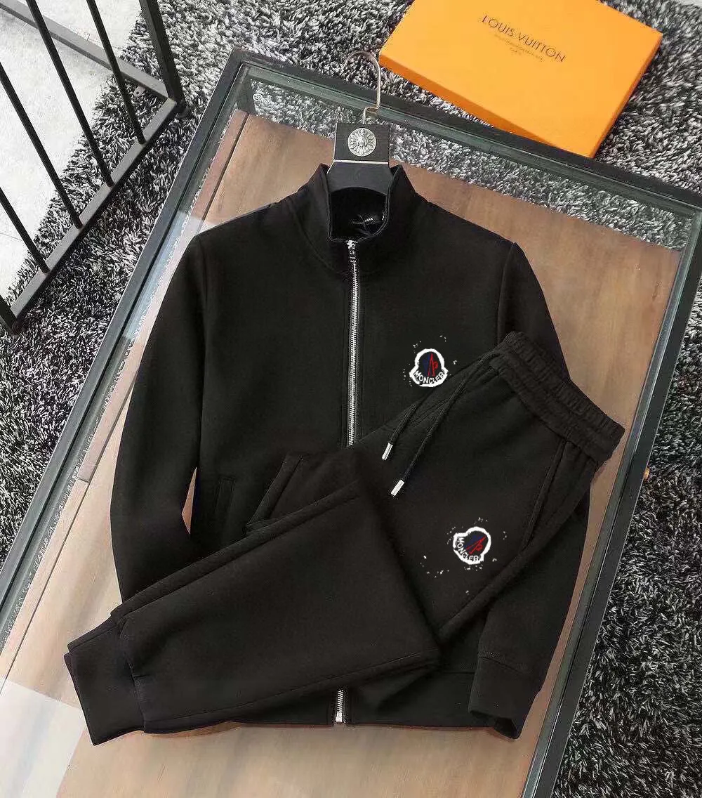 P400 [MONCLER] (Gospel for Fatty) hot-selling suit is coming. Focus on the original version of the official website. 2025 new hot-selling cardigan and sweatshirt suit. The original order is the best product🇭🇰. It is the meticulous work of top designers. It has a fitting and perfect upper body effect. All-natural high-quality Roman cotton 100%, close-fitting comfort, noble and elegant! Original hardware embodies elegance and nobility! Counter size: M-5XL (maximum wear up to 220 pounds)
