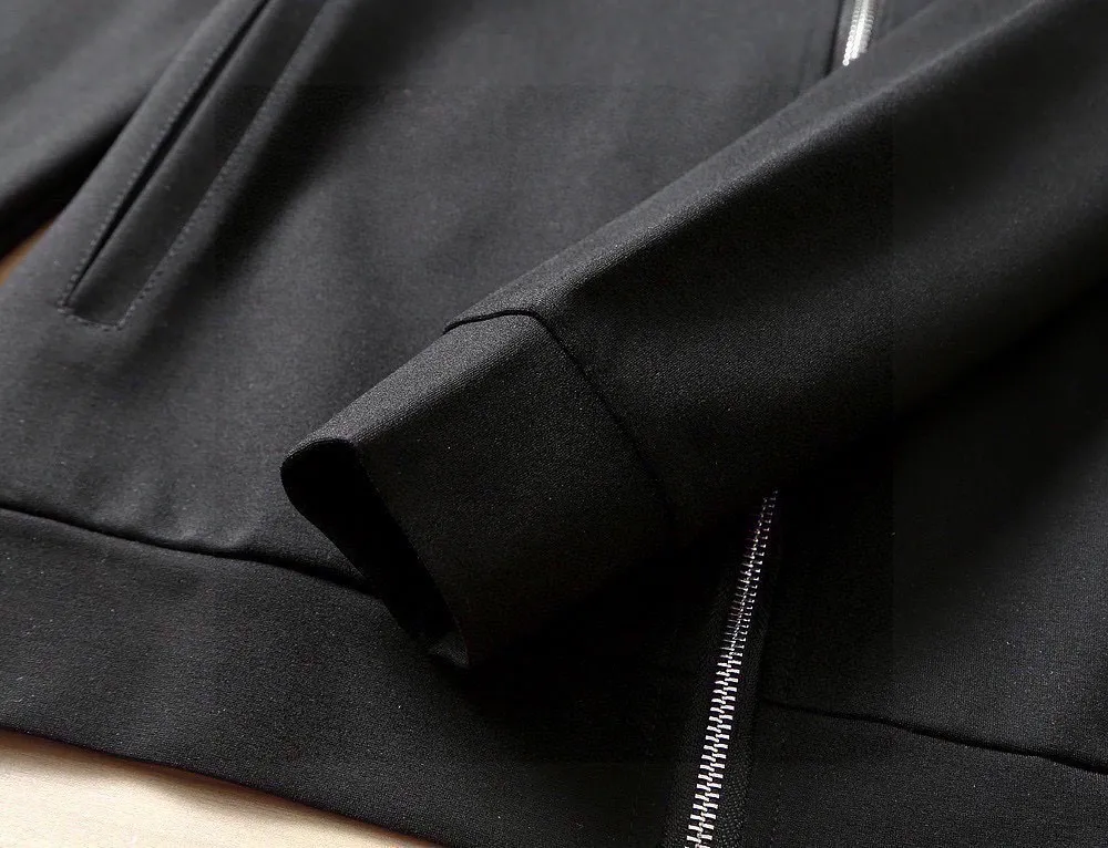 P400 [MONCLER] (Gospel for Fatty) hot-selling suit is coming. Focus on the original version of the official website. 2025 new hot-selling cardigan and sweatshirt suit. The original order is the best product🇭🇰. It is the meticulous work of top designers. It has a fitting and perfect upper body effect. All-natural high-quality Roman cotton 100%, close-fitting comfort, noble and elegant! Original hardware embodies elegance and nobility! Counter size: M-5XL (maximum wear up to 220 pounds)