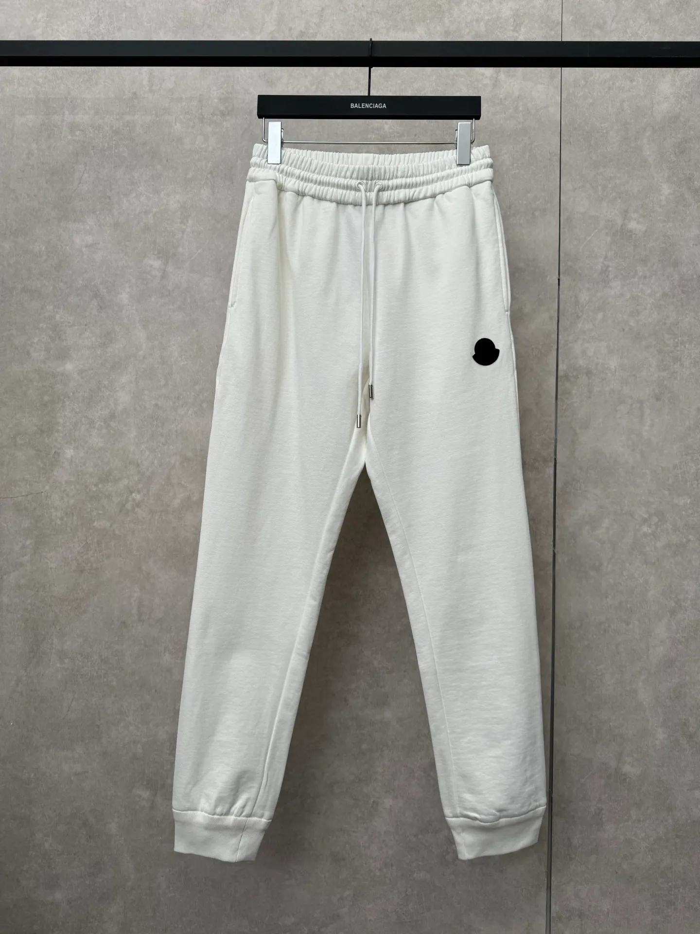 P490 Moncler 25 new sports suit casual pants SIZE S/M/L/XL This sports suit is made of 100% cotton fabric. The top is hooded and has a drawstring. It is decorated with mon's exclusive logo on the front chest. It has two large pockets and the pants have an elastic waist design. The whole set has a great matching effect. The upper body is very comfortable. It is great for sports and leisure. It is the same style for men and women. Highly recommended! Color: gray white