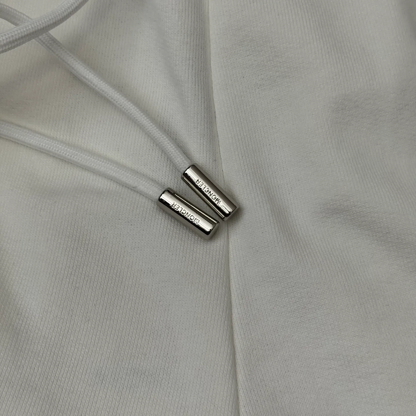 P490 Moncler 25 new sports suit casual pants SIZE S/M/L/XL This sports suit is made of 100% cotton fabric. The top is hooded and has a drawstring. It is decorated with mon's exclusive logo on the front chest. It has two large pockets and the pants have an elastic waist design. The whole set has a great matching effect. The upper body is very comfortable. It is great for sports and leisure. It is the same style for men and women. Highly recommended! Color: gray white