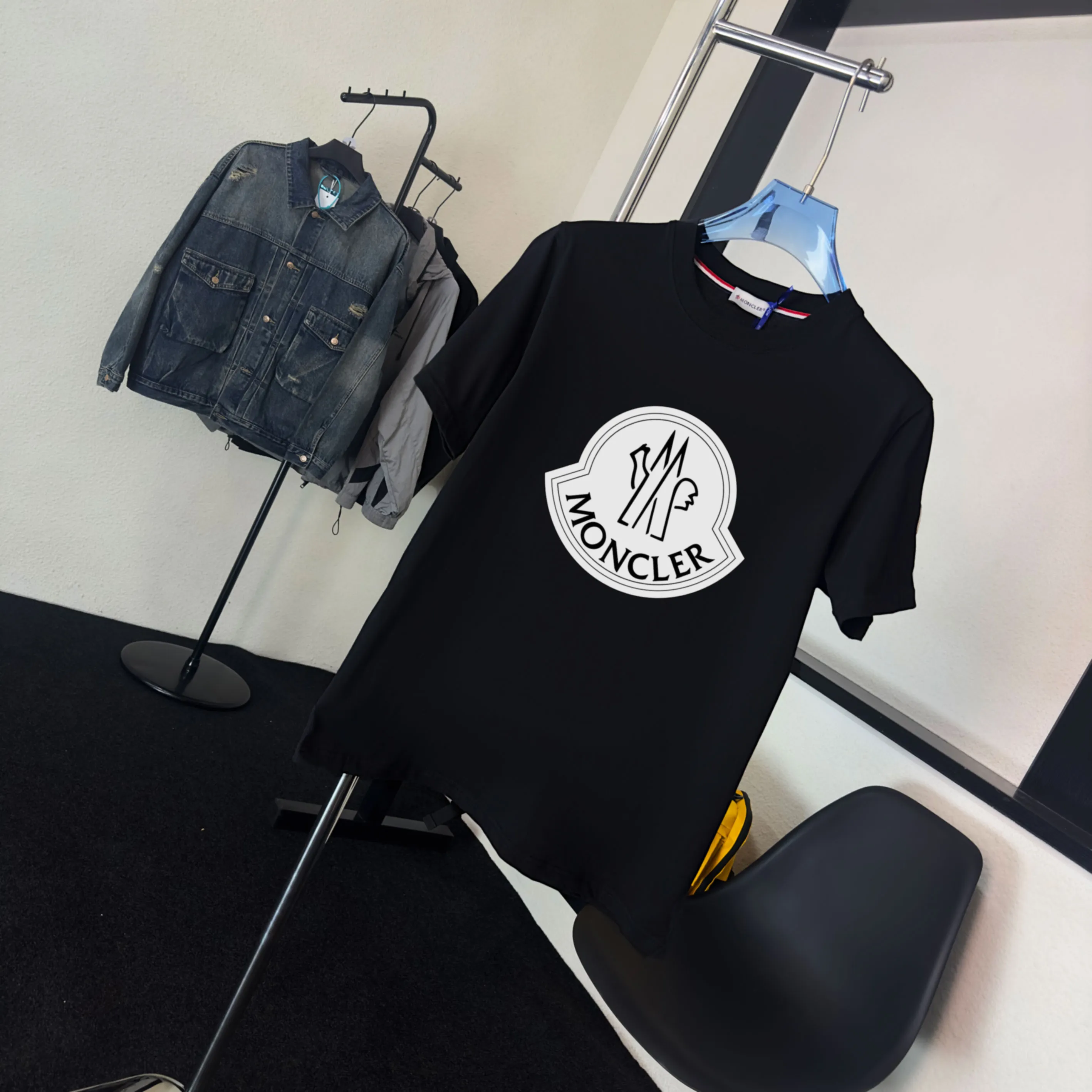 P140 💰Upgraded version "Mobile phone smart sensor ~ NFC chip armband ~ direct access to the official website for anti-counterfeiting" "Moncler ~ Mouth Mouth" 2025 new high-quality round neck short-sleeved T-shirt. The cuffs have imported embroidered labels. Customized dyeing, very comfortable to touch. Super versatile and good-looking short-sleeved. Complete with three labels. Non-market ordinary version. Feel free to compare. Quality is absolutely guaranteed! ‼ First of all, this original fabric is all custom-woven with 32-count double yarn fabric, 250G, and the weight is the same‼ Fine workmanship, double waistcoat method, double waistcoat method, double waistcoat method makes the whole dress more three-dimensional, which is not a craft that ordinary T-shirts can achieve🤪 Size: S-M-L-XL-2XL Color: black, white, apricot, same style for men and women