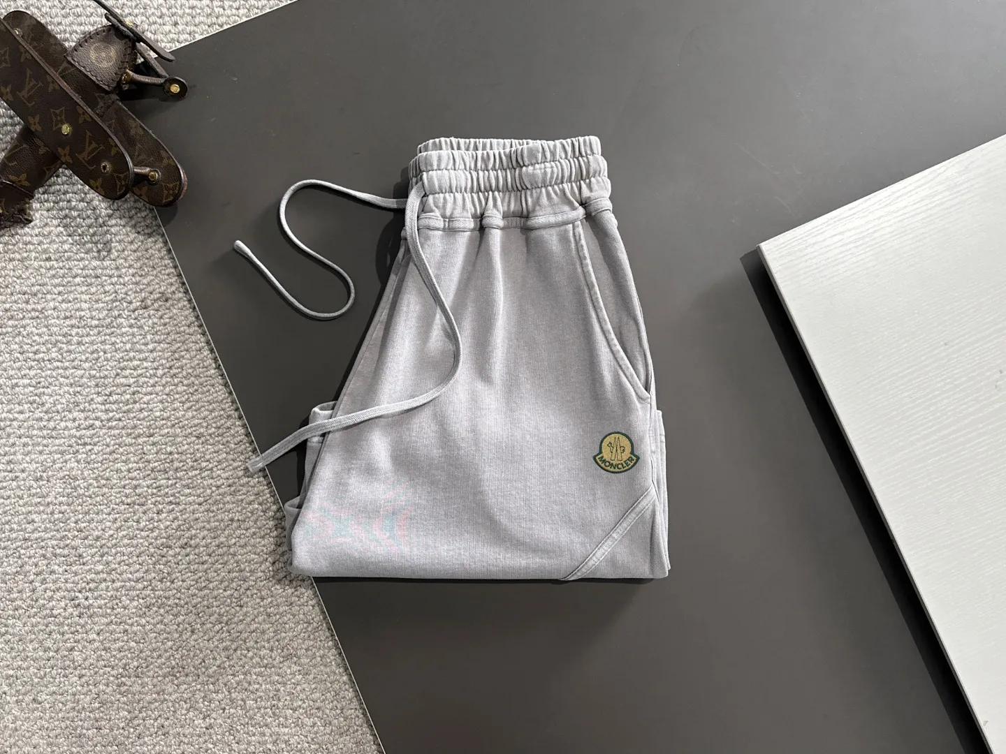 Next day delivery P300 High-quality Moncler/Mongolian 2025 spring and summer new high-definition elastic band casual solid color loose shorts, made with machines imported from Italy. The hem of the pants is hemmed with two needles. The stitching is fine and firm. The fabric is customized at the counter and is highly breathable and comfortable. The details are impeccable. The brand element design concept reflects high quality. It feels delicate and soft! It presents a casual cut and the upper body shape is great! Size: S-XXL