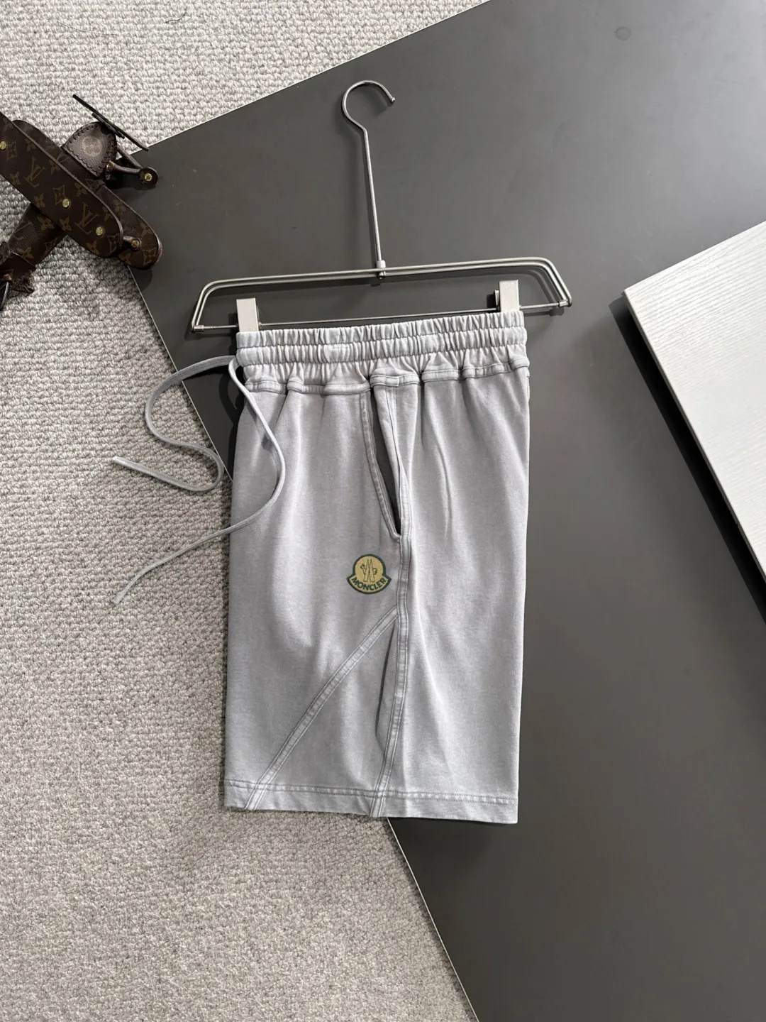 Next day delivery P300 High-quality Moncler/Mongolian 2025 spring and summer new high-definition elastic band casual solid color loose shorts, made with machines imported from Italy. The hem of the pants is hemmed with two needles. The stitching is fine and firm. The fabric is customized at the counter and is highly breathable and comfortable. The details are impeccable. The brand element design concept reflects high quality. It feels delicate and soft! It presents a casual cut and the upper body shape is great! Size: S-XXL