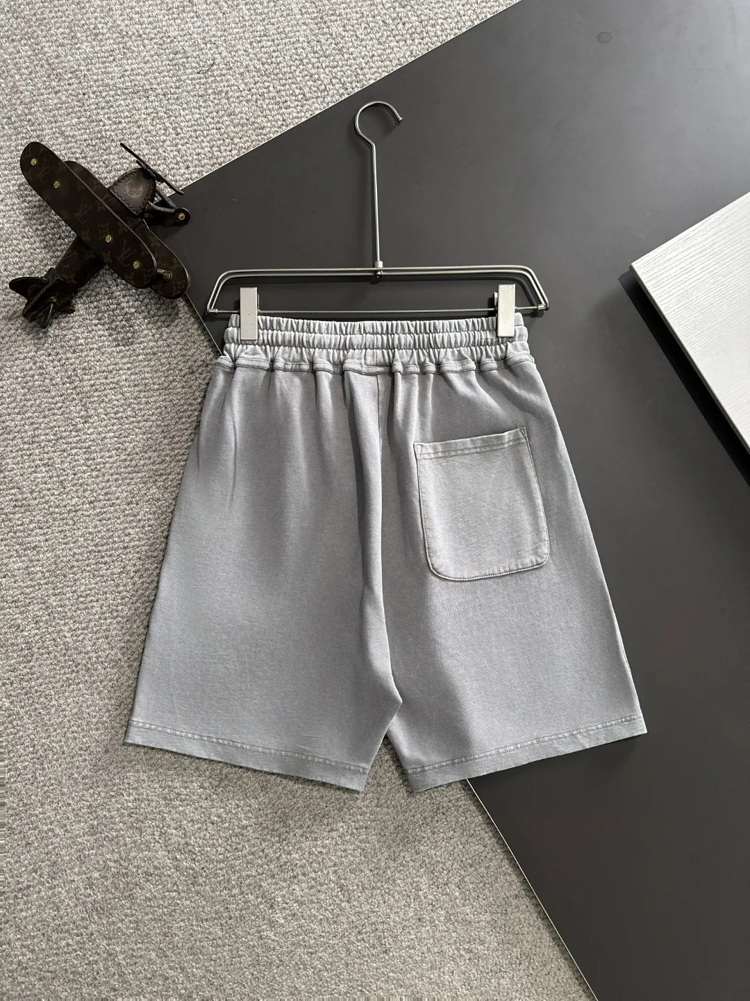 Next day delivery P300 High-quality Moncler/Mongolian 2025 spring and summer new high-definition elastic band casual solid color loose shorts, made with machines imported from Italy. The hem of the pants is hemmed with two needles. The stitching is fine and firm. The fabric is customized at the counter and is highly breathable and comfortable. The details are impeccable. The brand element design concept reflects high quality. It feels delicate and soft! It presents a casual cut and the upper body shape is great! Size: S-XXL