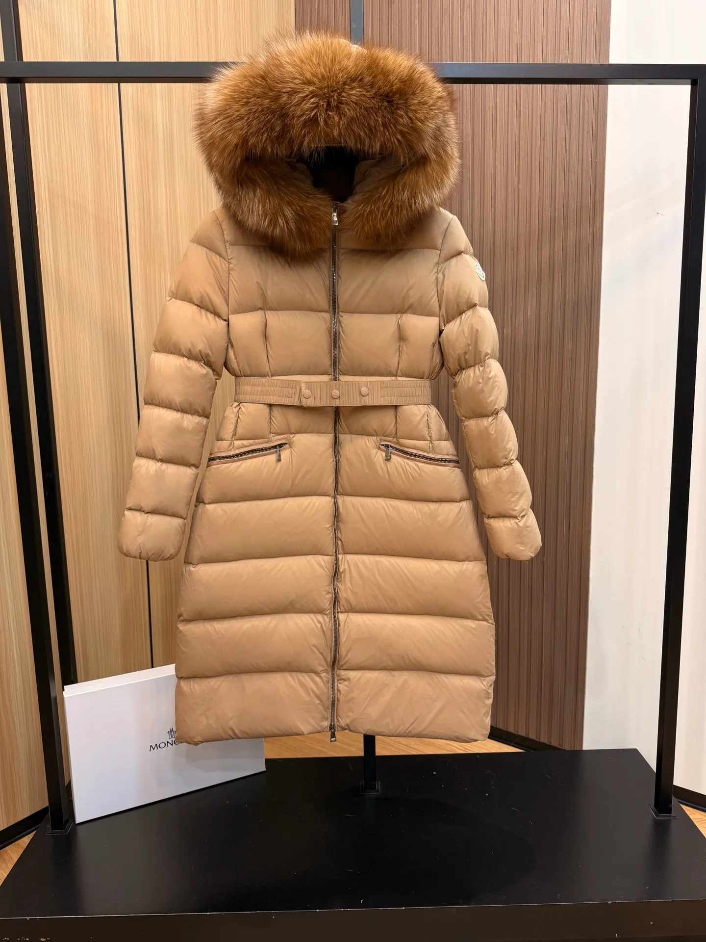 P1100 New Down ⬆️Moncler 2025 New Colors Boed Women's Long Down Jacket Jacket Boedic women's down jacket is made of longue saison fabric, embellished with fur trim, providing warm care. (⚠️Fox fur collar imported from Finland, of course the fur collar needs to be larger to look good) The Boed down jacket has a soft silhouette design and is equipped with a delicate belt to create a sophisticated and elegant winter look. Made of longue saison fabric with wool trim on the hood. Details •Made from longue saison fabric •Longue saison lining •Filled with down •Hood with removable fleece trim •Two-way zipper closure •Elasticated waistband with patented snap buttons •Zip closure lateral pockets with grosgrain piping •Adjustable elastic cuffs Size: 1-4 Women's