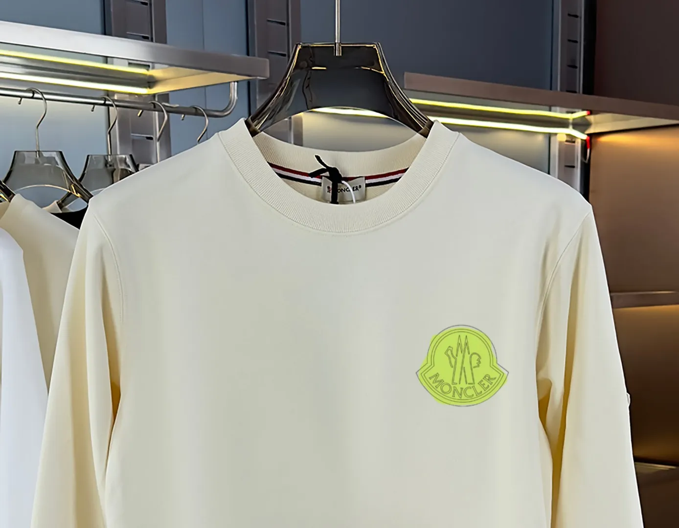 P210 High-version sweatshirt) [Long-term stock] 〖𝐌𝐎𝐍𝐂𝐋𝐄𝐑~Mask〗 Made of 440g heavy-weight fabric. It is different from the market currency. It can be matched with any variety and is properly handsome. 😎The whole dress is made of double waistcoats. The double waistcoats make the whole dress more three-dimensional. Not ordinary factories can do such fine work. 2025 Spring runway version of the T stage, on sale at the counter, round neck terry sweatshirt, high-end double-strand pure cotton, custom-made stretch ribs, dyed in the same vat, complete with three standards, matched with exquisite embroidered LOGO on the chest, simple and advanced, same style for men and women. Color: black, apricot, white, size: S M L XL 2XL