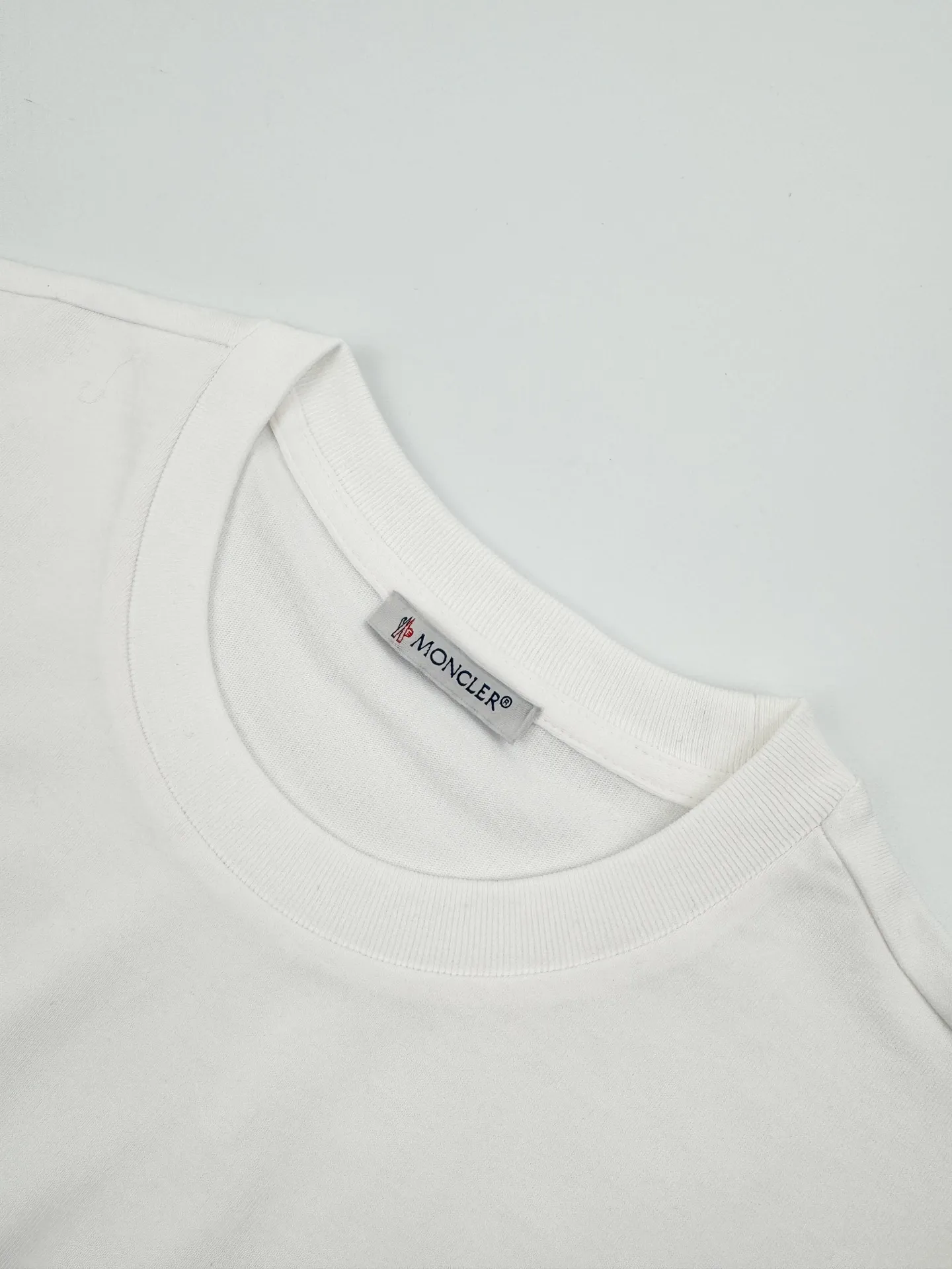 P160 Moncler patch logo short sleeves. Customized Yunrou plain cotton. It feels delicate and comfortable against the skin. A touch of simple white. Pure and elegant. The iconic three-color design badge is embellished on the chest to interpret the visual grammar of modern luxury. The Moncler embroidered logo on the side highlights the brand style. Making the logo become part of the identity is the ultimate pursuit of luxury goods. Process 1: Using imported machine embroidery technology, using advanced computer control systems and precision mechanical components to realize Moncler embroidery logo embroidery operations. High precision, smooth and delicate lines. Process 2: The fabrics are washed and have a better hand feel. Not easy to deform, not easy to shrink, not easy to fade, and maintain long-term beauty. Version: Loose version. Size: S M L XLxxl