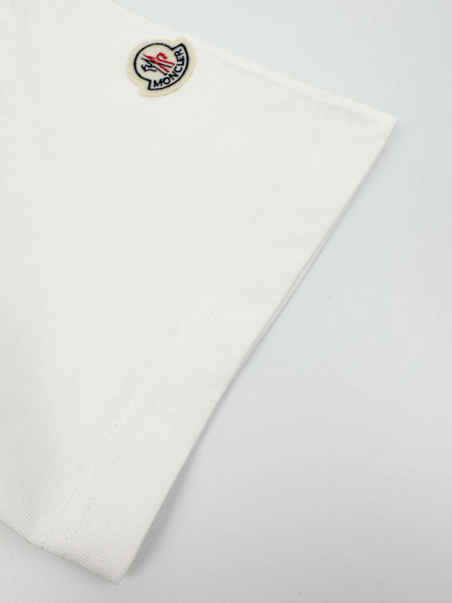 P160 Moncler patch logo short sleeves. Customized Yunrou plain cotton. It feels delicate and comfortable against the skin. A touch of simple white. Pure and elegant. The iconic three-color design badge is embellished on the chest to interpret the visual grammar of modern luxury. The Moncler embroidered logo on the side highlights the brand style. Making the logo become part of the identity is the ultimate pursuit of luxury goods. Process 1: Using imported machine embroidery technology, using advanced computer control systems and precision mechanical components to realize Moncler embroidery logo embroidery operations. High precision, smooth and delicate lines. Process 2: The fabrics are washed and have a better hand feel. Not easy to deform, not easy to shrink, not easy to fade, and maintain long-term beauty. Version: Loose version. Size: S M L XLxxl