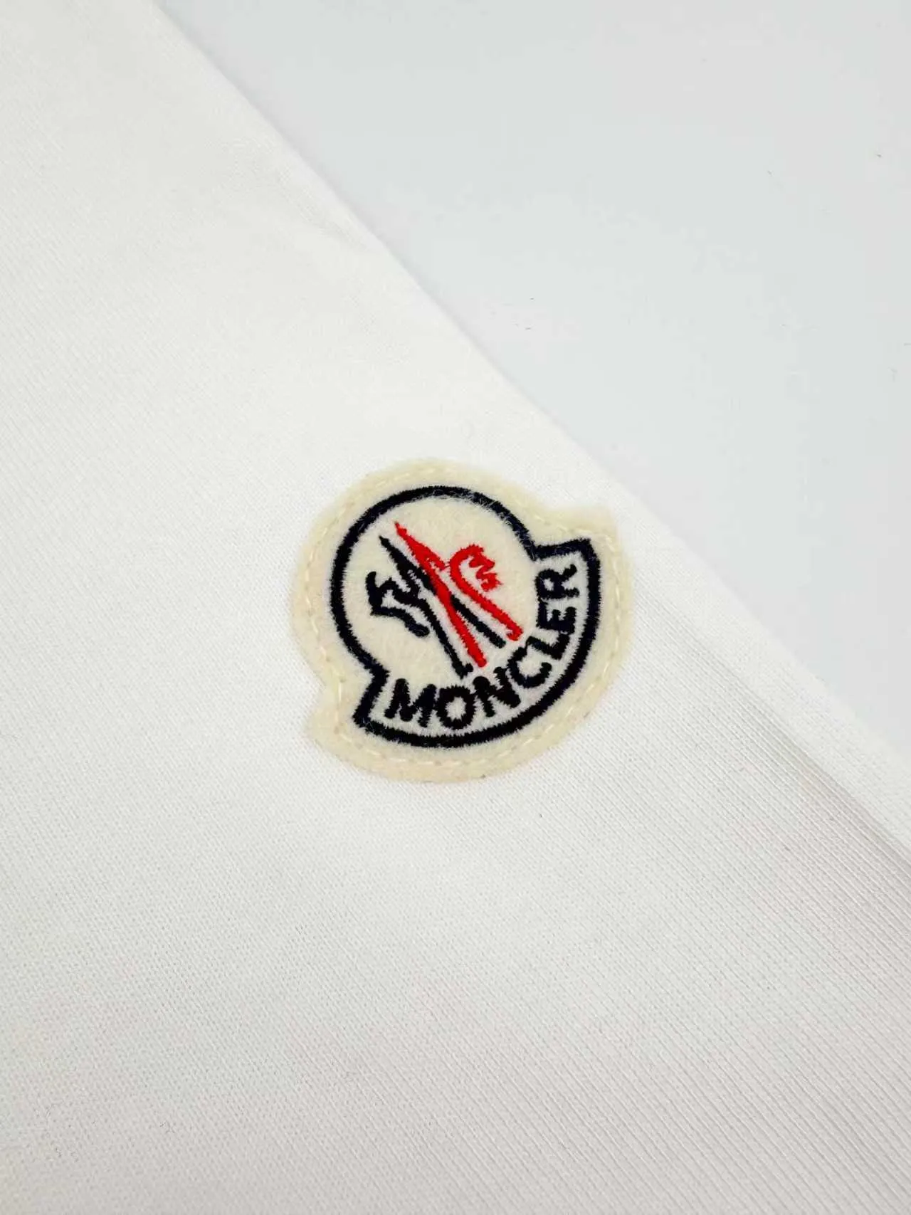 P160 Moncler patch logo short sleeves. Customized Yunrou plain cotton. It feels delicate and comfortable against the skin. A touch of simple white. Pure and elegant. The iconic three-color design badge is embellished on the chest to interpret the visual grammar of modern luxury. The Moncler embroidered logo on the side highlights the brand style. Making the logo become part of the identity is the ultimate pursuit of luxury goods. Process 1: Using imported machine embroidery technology, using advanced computer control systems and precision mechanical components to realize Moncler embroidery logo embroidery operations. High precision, smooth and delicate lines. Process 2: The fabrics are washed and have a better hand feel. Not easy to deform, not easy to shrink, not easy to fade, and maintain long-term beauty. Version: Loose version. Size: S M L XLxxl